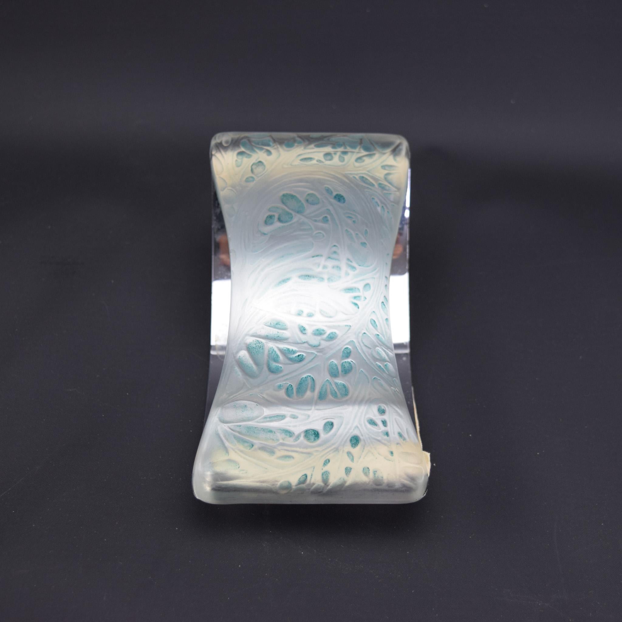 Rene Lalique Feuilles D'artichaut stationäre Rocker Blotter mit blau/grüner Fleckenbildung
Nicht nur ein dekoratives Element, sondern auch ein stilvolles und praktisches Element für Ihren Schreibtisch
Geformte Marke R Lalique

Marcilhac Seite