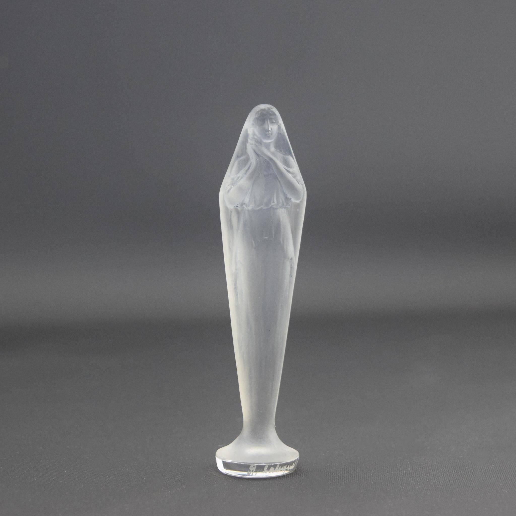 Seltenes Mains Jointes Siegel mit dezenten grauen Flecken

Der Zustand ist sehr gut, ohne Schäden oder Mängel

Gravur um den Sockel R Lalique
Marcilhac Seite 253
eingeführt 1920
Modell Nr. 209