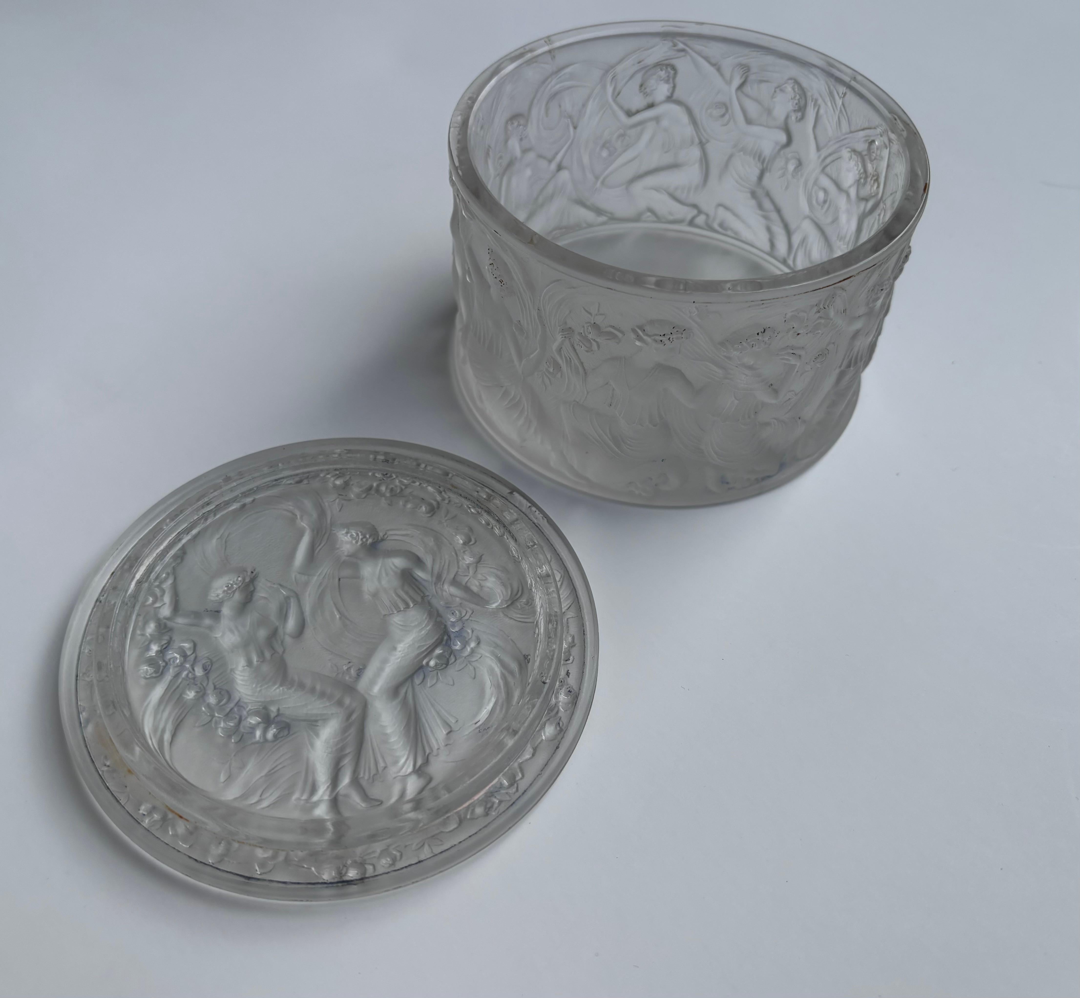 Bonita tapa de cristal  caja introducida en 1929 por el conocido artista René Lalique . Título Figurines et Voiles .Firma moldeada en la parte inferior y marca moldeada MADE IN FRANCE .