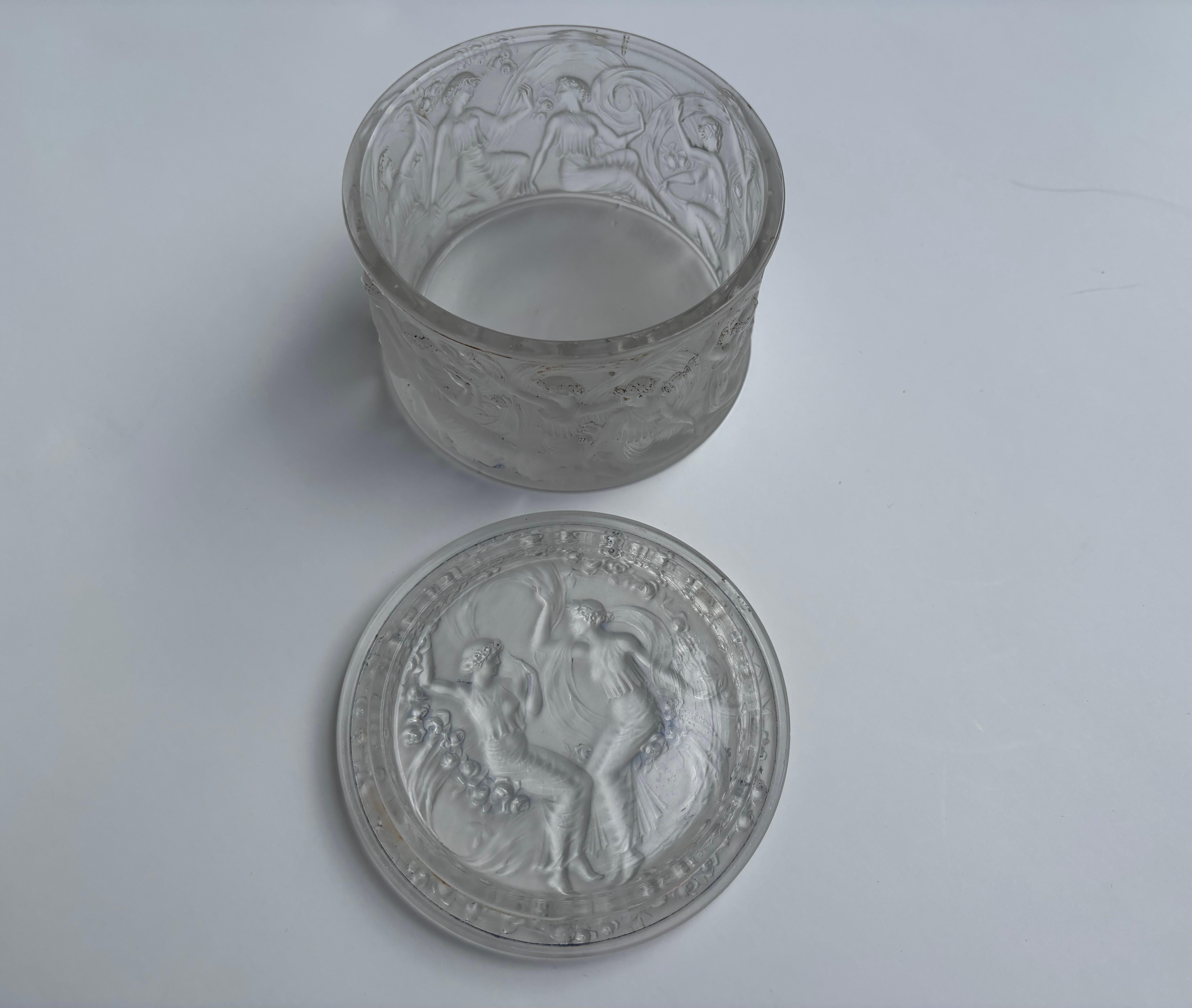 Figuritas René Lalique  et Voiles joyería / vidrio decorativo  Caja con tapa. Francés en venta