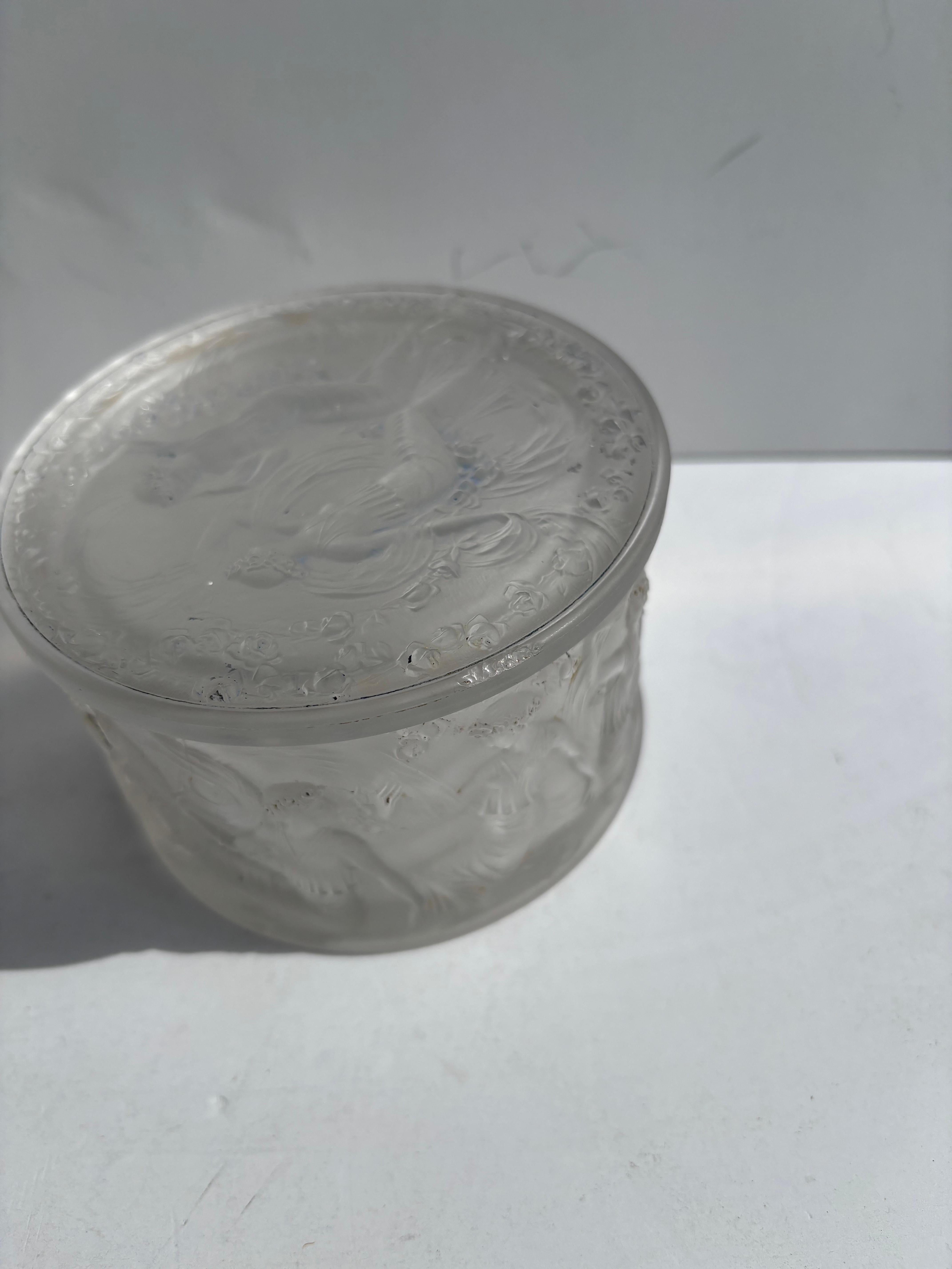 Figuritas René Lalique  et Voiles joyería / vidrio decorativo  Caja con tapa. Moldeado en venta
