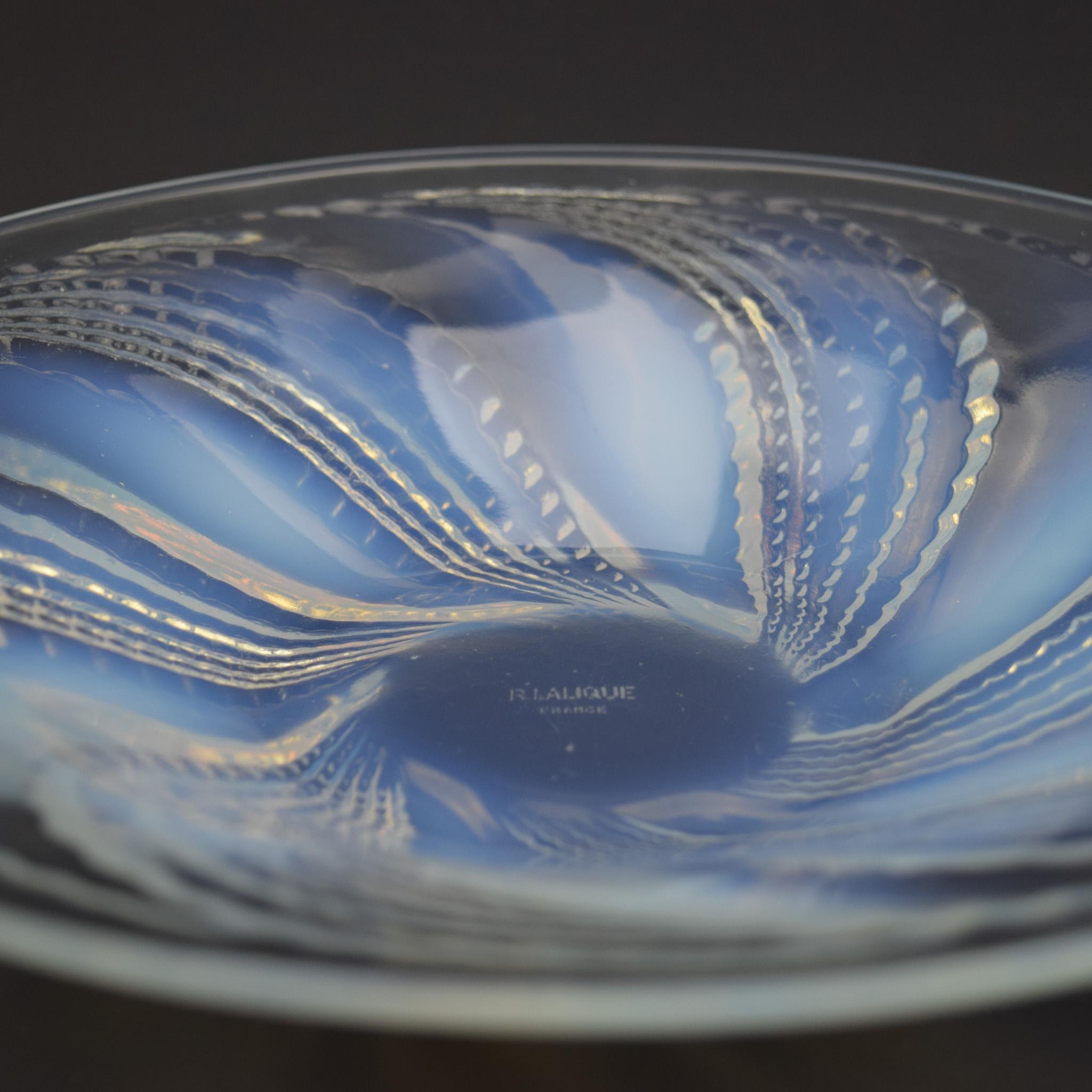Rene Lalique Fleurons coupe plate C1935 In Good Condition For Sale In Devon, GB