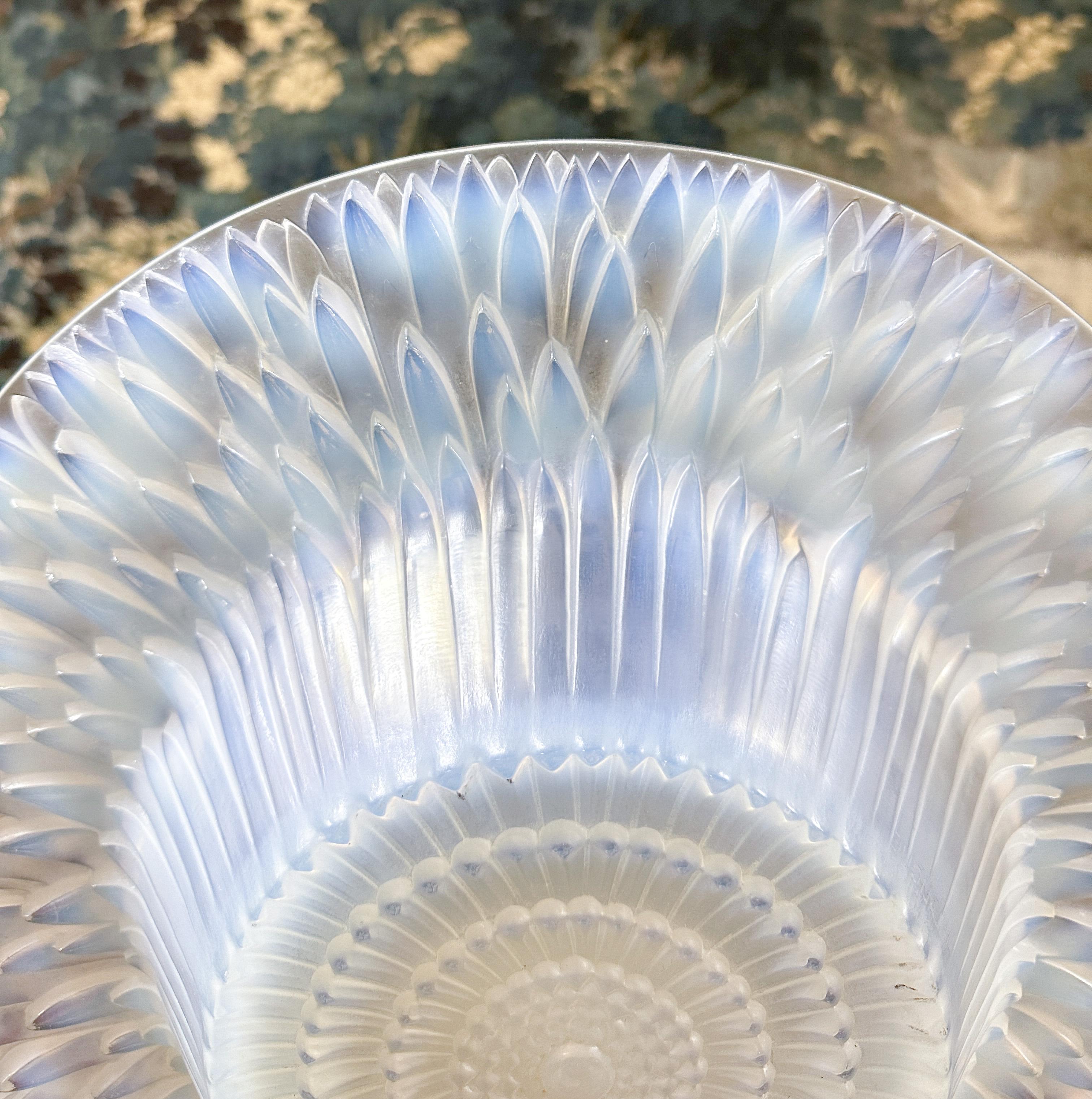 Molded René Lalique - Flora Bella Model Cup Art Deco Period In Opalescent Glass