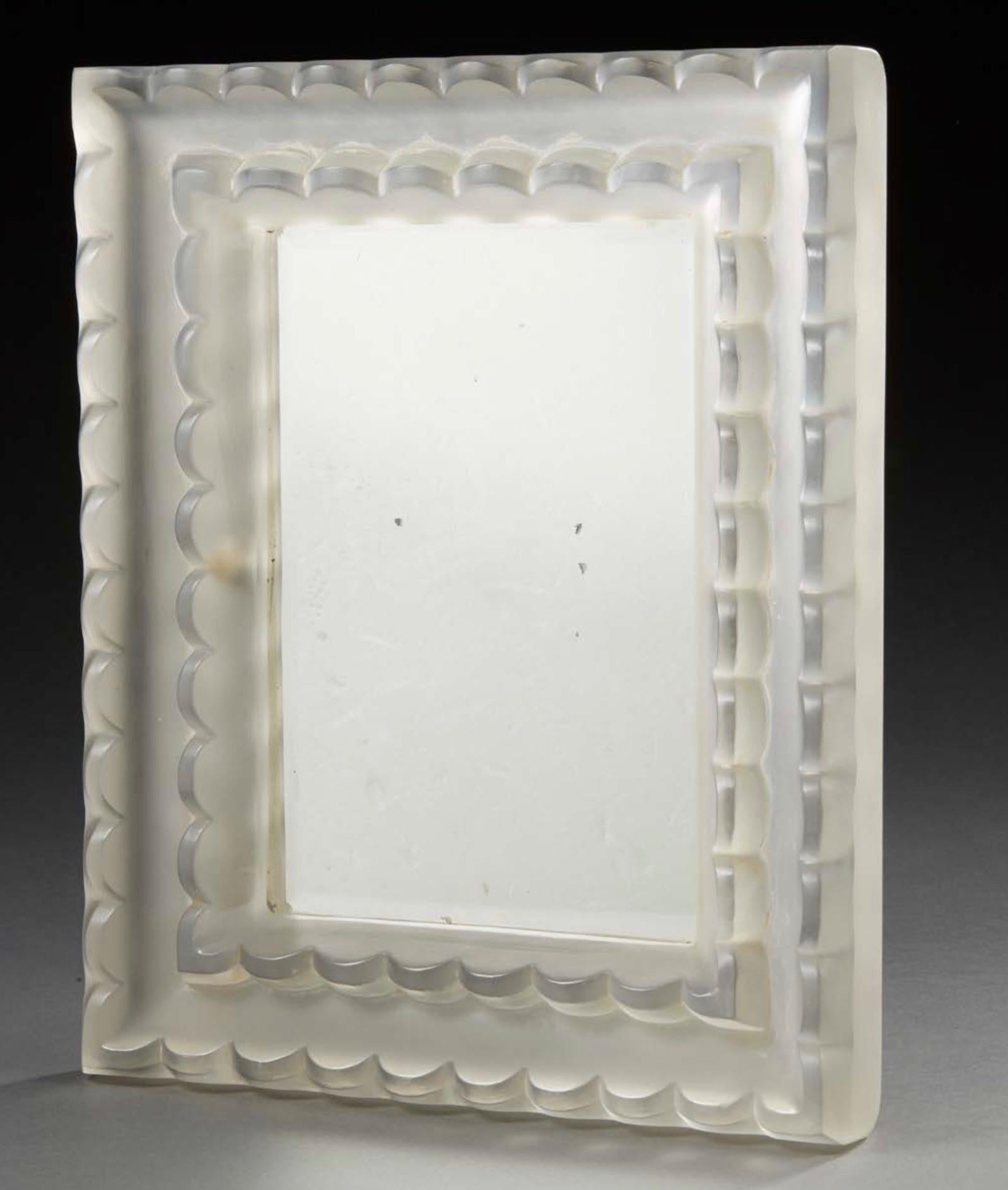 Art Deco double rectangles of scalloped decor frosted glass Model: 265 created, circa 1932
Cadre 