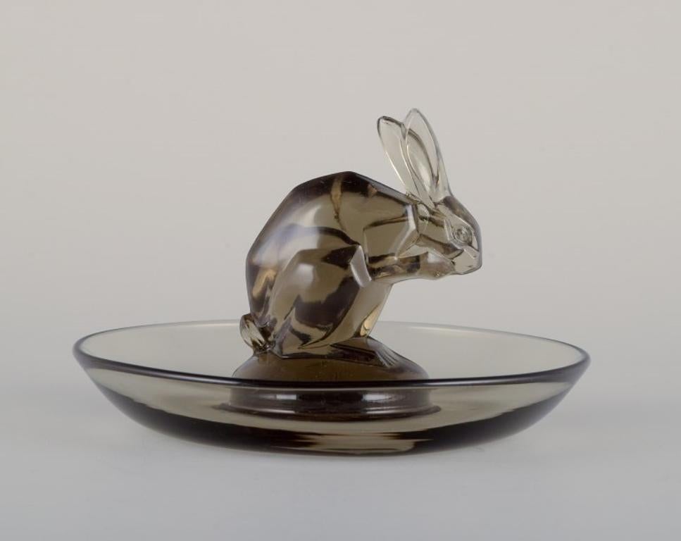 René Lalique, France. Early Art Deco pin dish with a rabbit in smoked art glass. In Excellent Condition In Copenhagen, DK