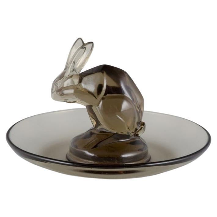 René Lalique, France. Early Art Deco pin dish with a rabbit in smoked art glass. For Sale