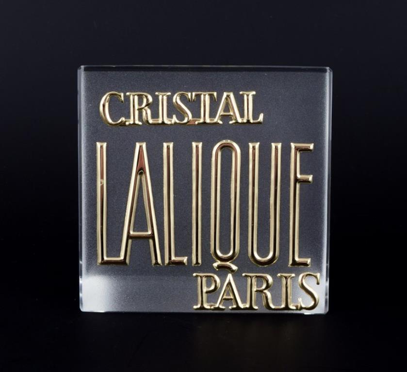 Francese René Lalique, Francia. Cartello espositivo/insegna del negozio in vetro parzialmente satinato. in vendita