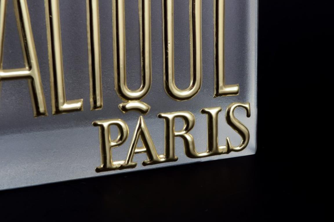Fine XX secolo René Lalique, Francia. Cartello espositivo/insegna del negozio in vetro parzialmente satinato. in vendita