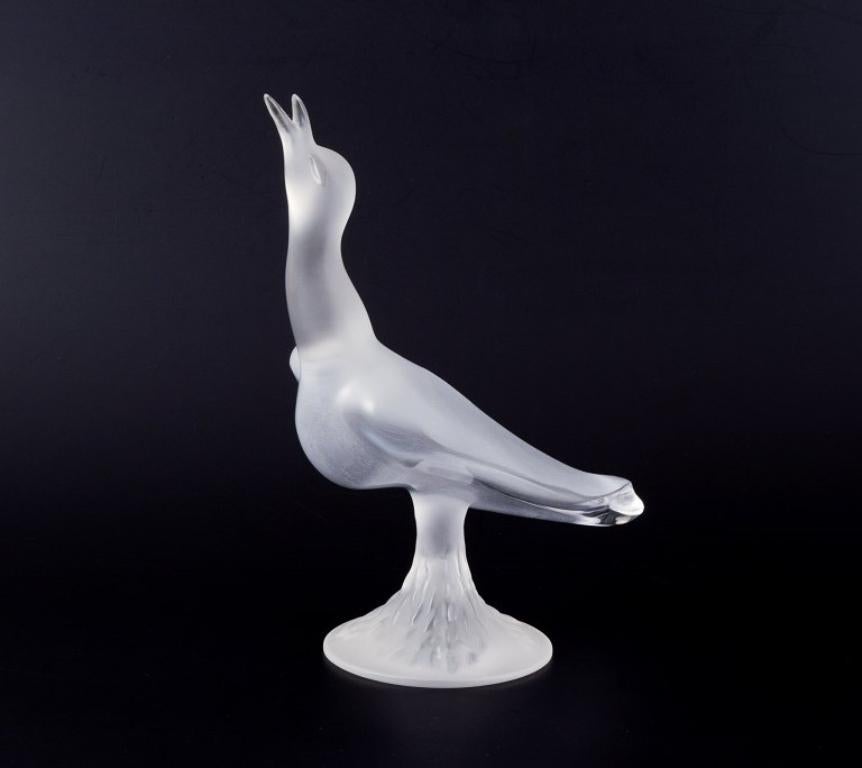 René Lalique, France. Large art glass sculpture of a bird in clear glass. In Excellent Condition For Sale In Copenhagen, DK