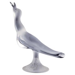 René Lalique, Frankreich. Große Kunstglasskulptur eines Vogels aus klarem Glas.