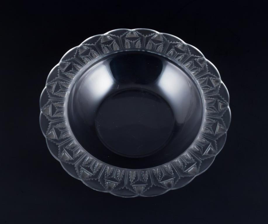 René Lalique (1860-1945), France. 
Large bowl in art glass. 
Model: Chevreuse
Mid-20th century. 
Signed Lalique France. 
In good condition with a small chip. See photo. 
Dimensions: D 26.5 cm x 4.8 cm.
