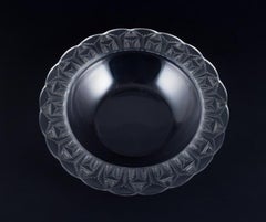 René Lalique, France. Large "Chevreuse" bowl in art glass. Mid-20th C.