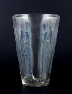 René Lalique, France. Large "Gobelet Six Figurines" vase in clear glass