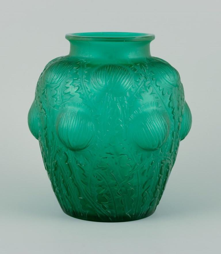 René Lalique, France.
Rare Domremy art glass vase in emerald green with thistles in relief.
Approx. 1926.
Marcillac n. 979.
In excellent condition.
Signed.
Dimensions: H 22.8 x D 19.0 cm.