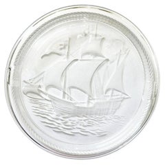 Cendrier ou plat à bibelots en cristal dépoli de René Lalique avec motif de navire maritime
