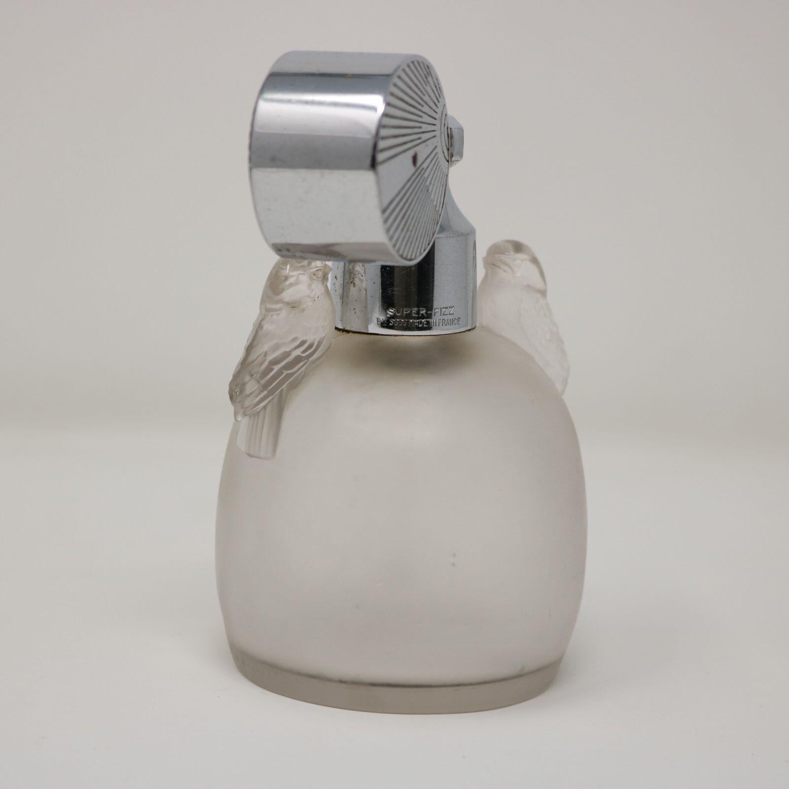 Parfümflasche aus mattiertem Glas von Rene Lalique Perruches (Art déco) im Angebot