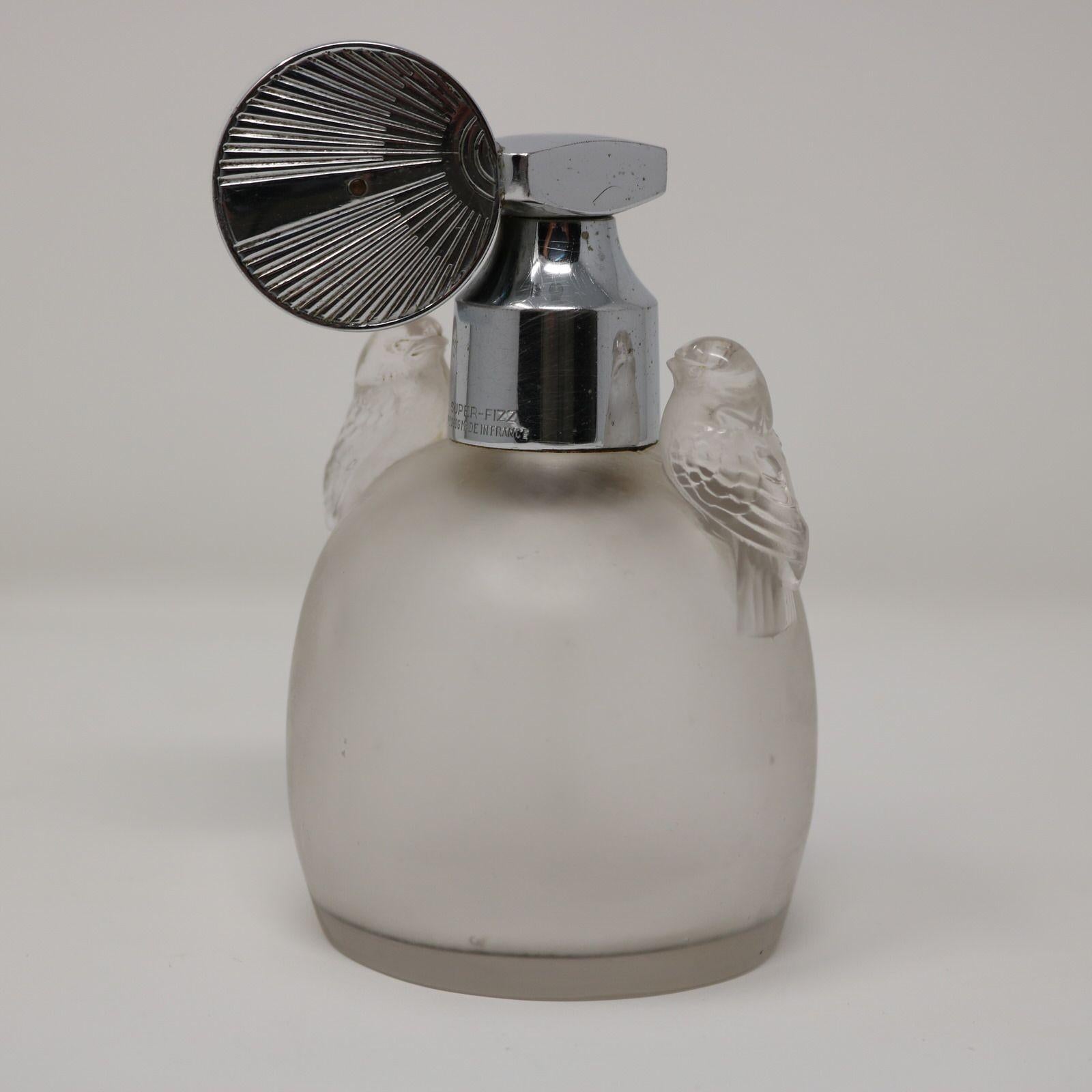 Parfümflasche aus mattiertem Glas von Rene Lalique Perruches (Französisch) im Angebot