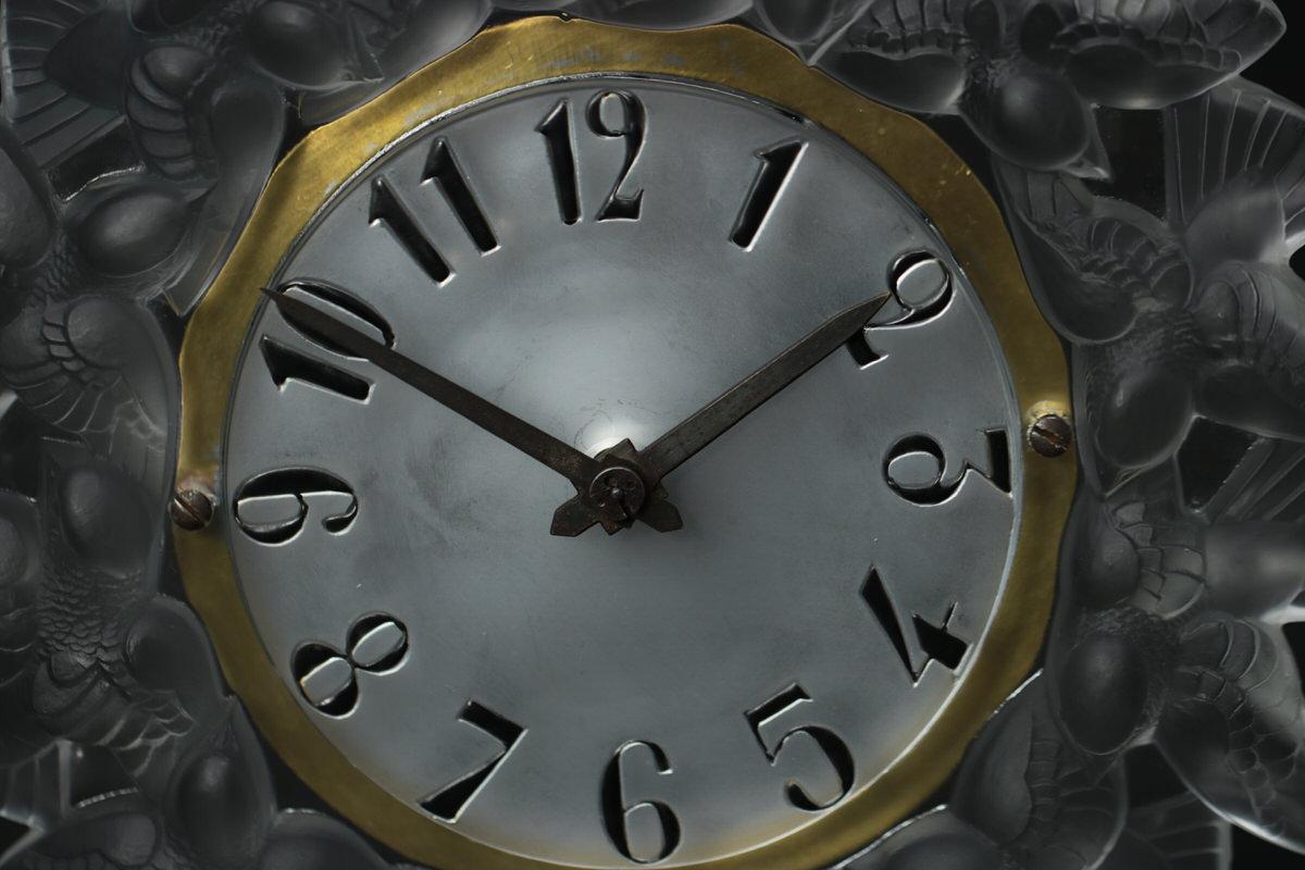 Pressed René Lalique Frosted Glass Roitelets Clock For Sale