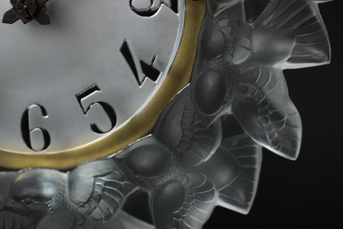 René Lalique Milchglas Roitelets Uhr (Mitte des 20. Jahrhunderts) im Angebot