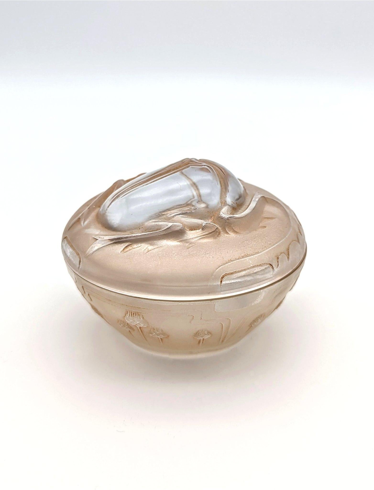 Ein wunderschönes frühes Design von René Lalique für den Parfümhersteller L.T.Piver in Paris. Die Serie Scarabée zeigte Skarabäen auf den Parfümflaschen von Piver in verschiedenen Größen und umfasste auch diese Schachtel für Creme. Dokumentiert im 