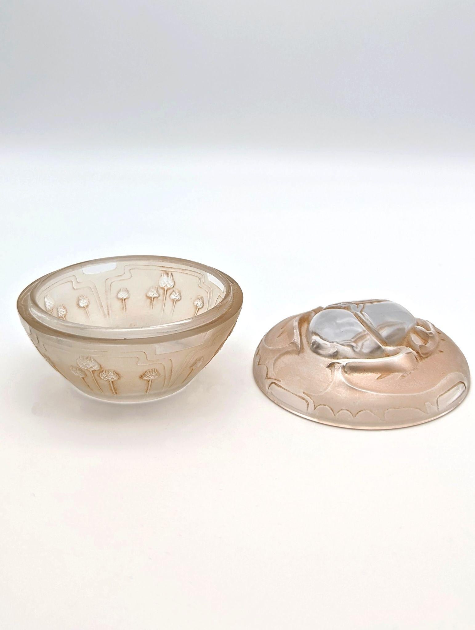 Frosted René Lalique glass art nouveau lidded box „Scarabée“ For Sale