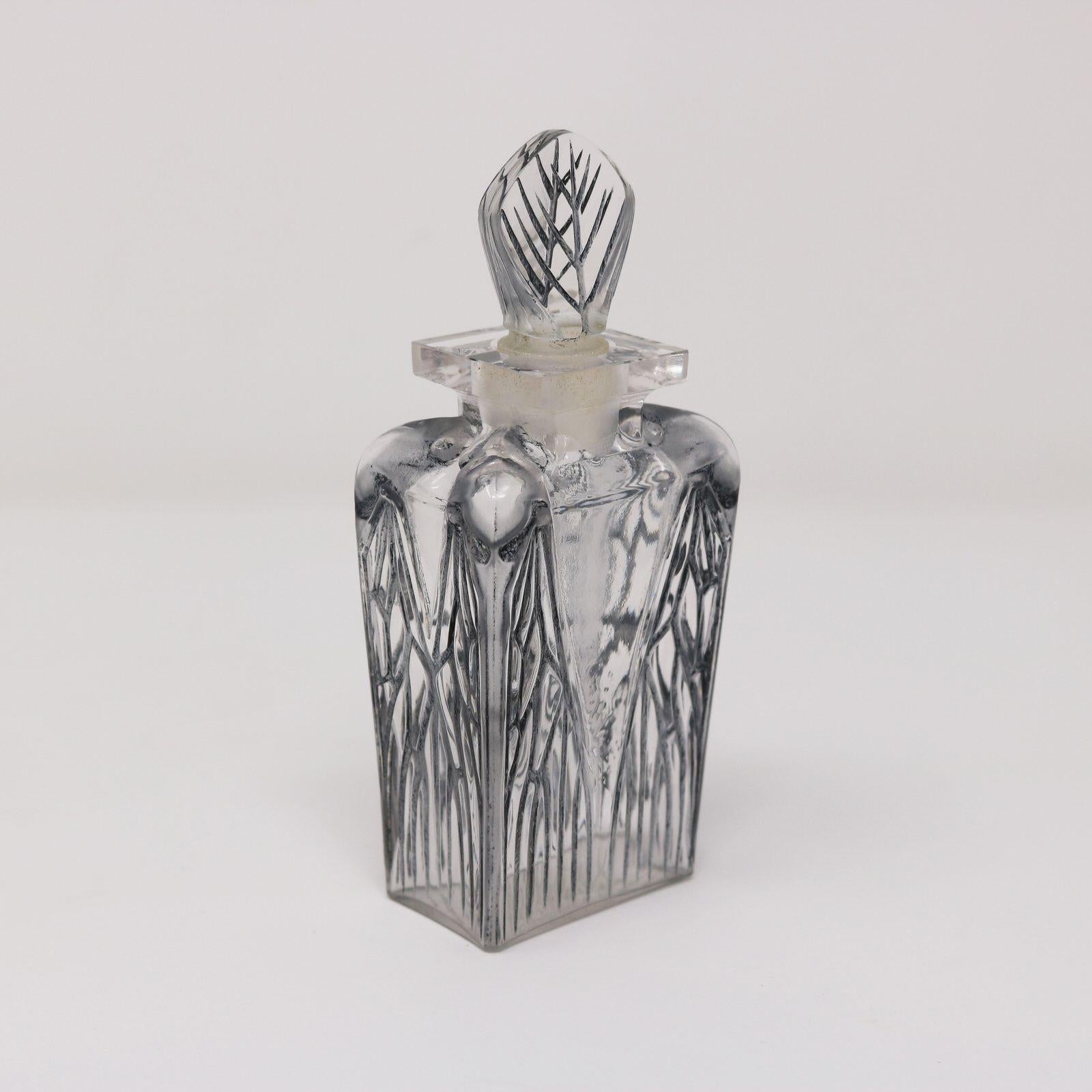 Bottiglia di profumo in vetro 'Cigalia' di Rene Lalique In condizioni buone in vendita a Chelmsford, Essex