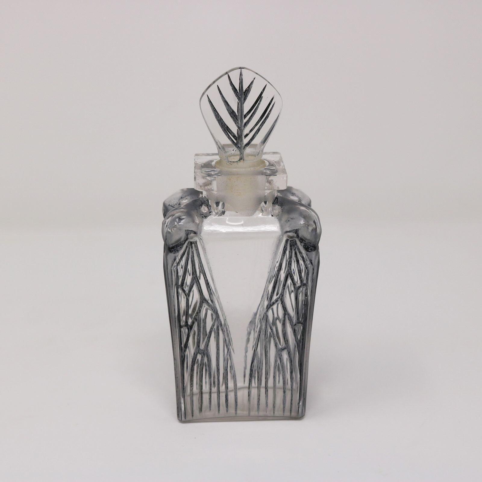 Inizio XX secolo Bottiglia di profumo in vetro 'Cigalia' di Rene Lalique in vendita