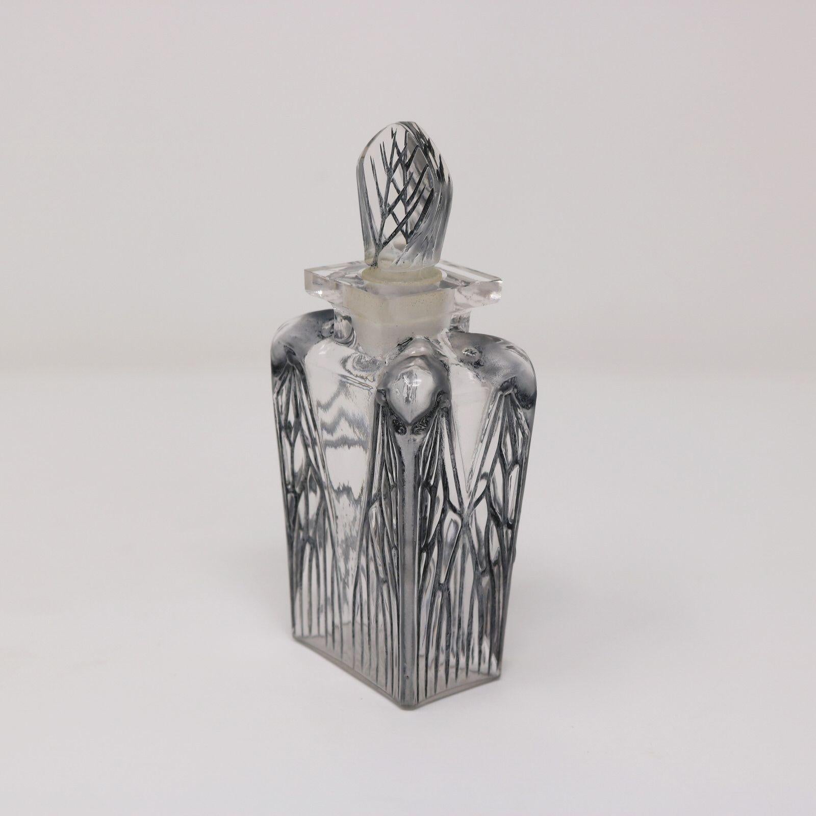 Vetro Bottiglia di profumo in vetro 'Cigalia' di Rene Lalique in vendita