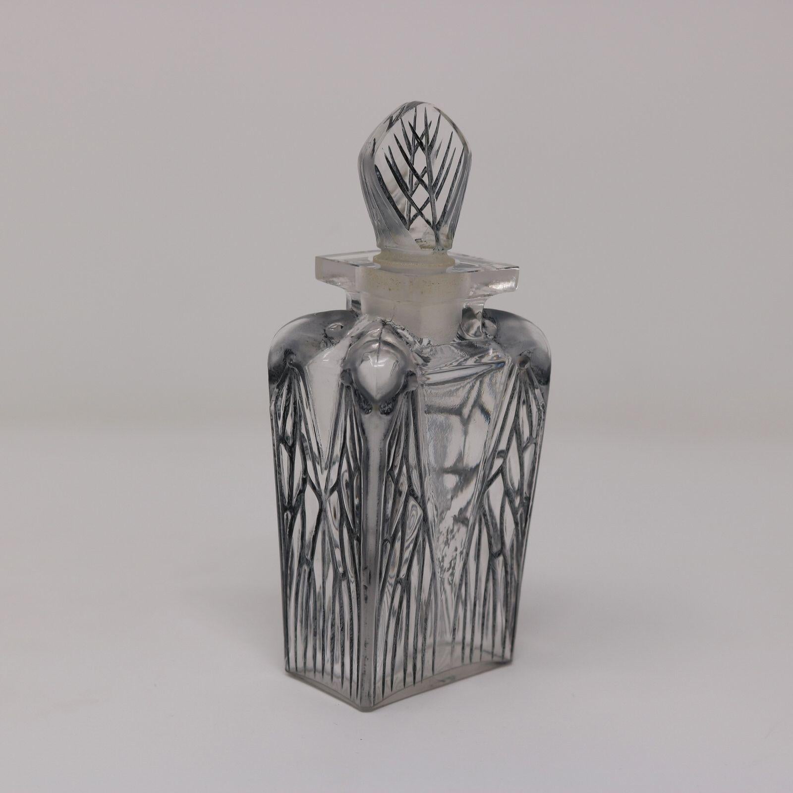 Bottiglia di profumo in vetro 'Cigalia' di Rene Lalique in vendita 2