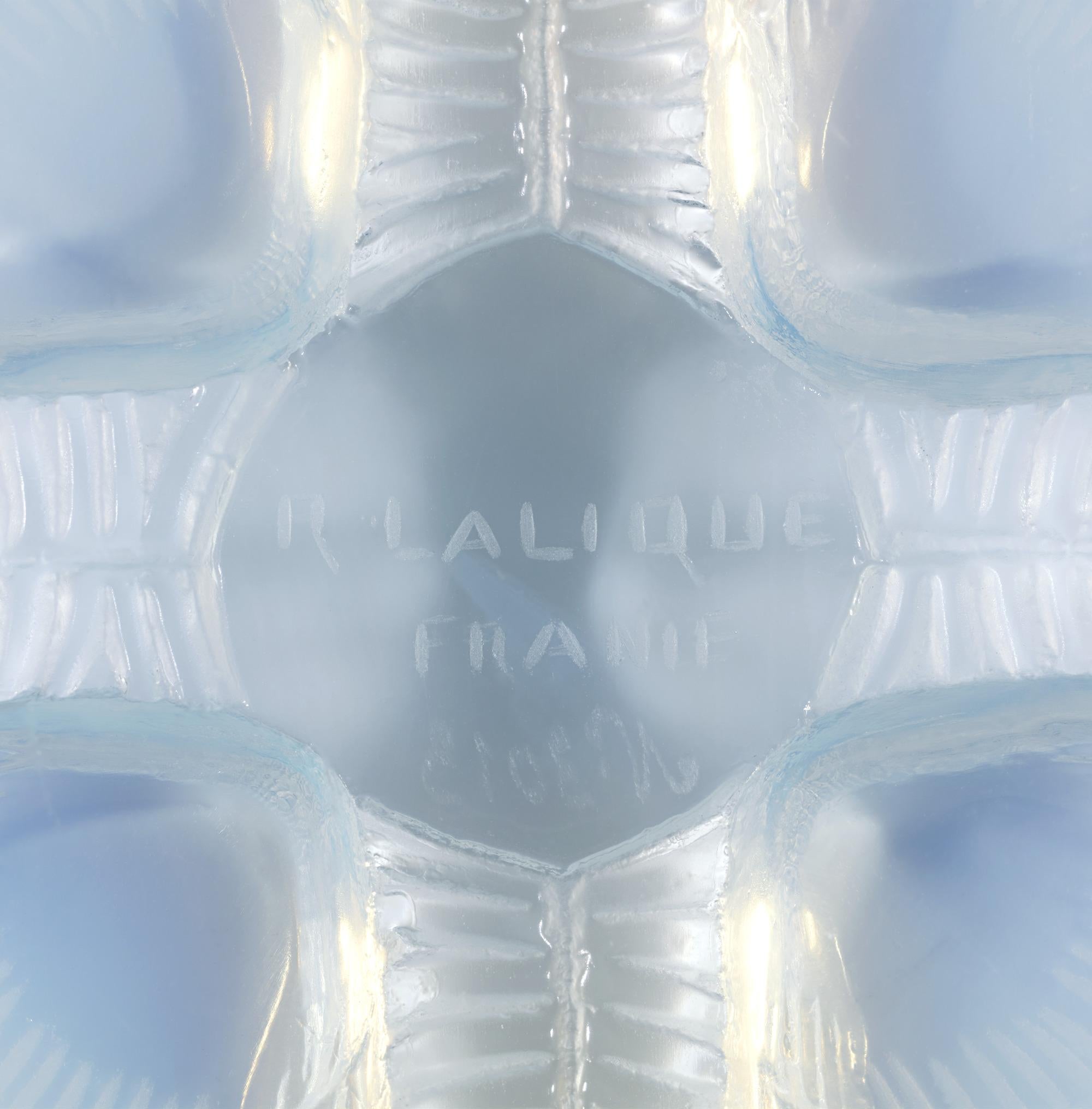 Art déco Plat en verre René Lalique à motif de petites coquilles en vente