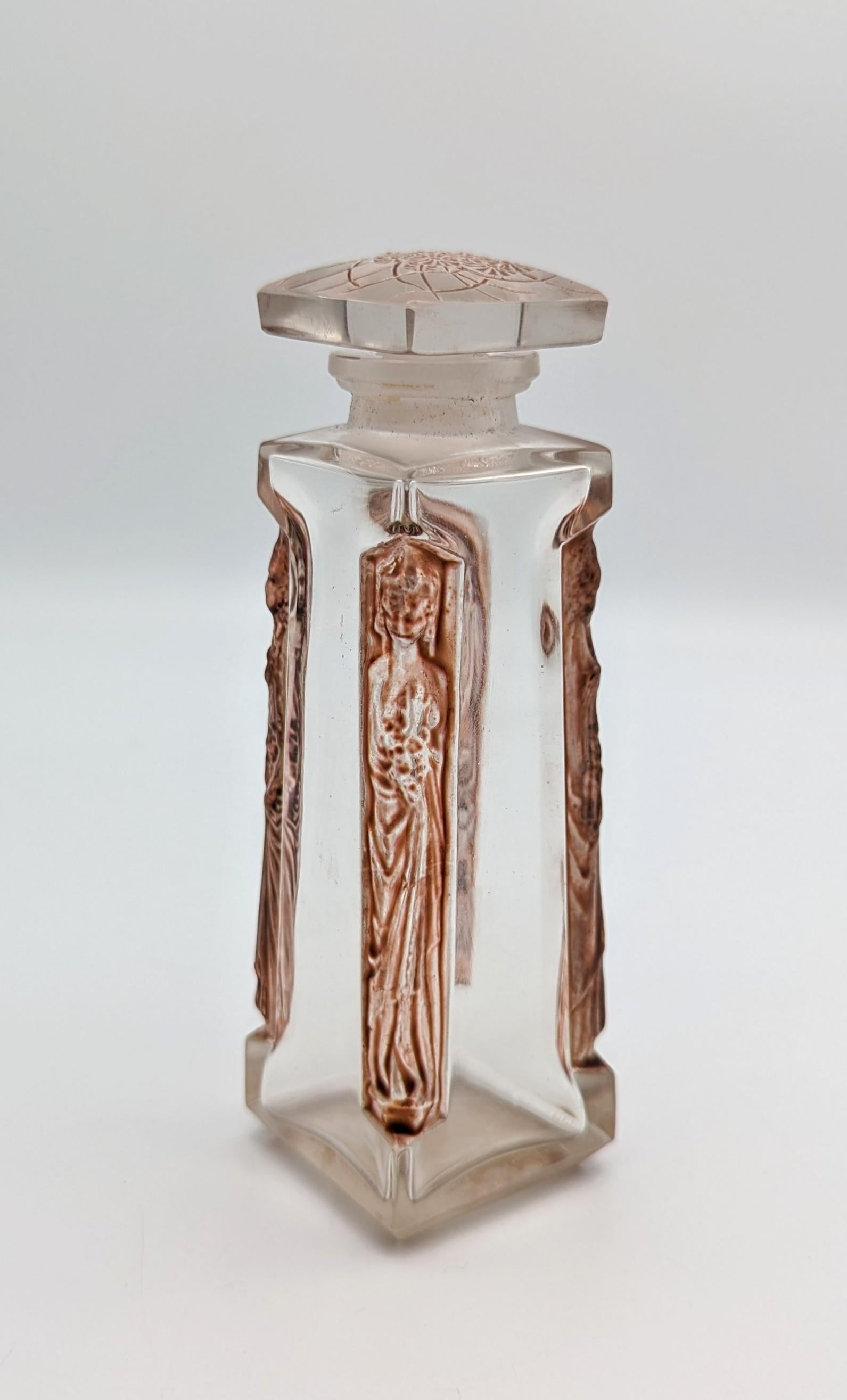 Un buen frasco de perfume temprano Ambre para la empresa de perfumes D'Orsay, diseñado por René Lalique y fabricado en su cristalería, probablemente la situada en Combs-la-ville, antes de que abriera una manufactura a mayor escala en Wingen-sur-