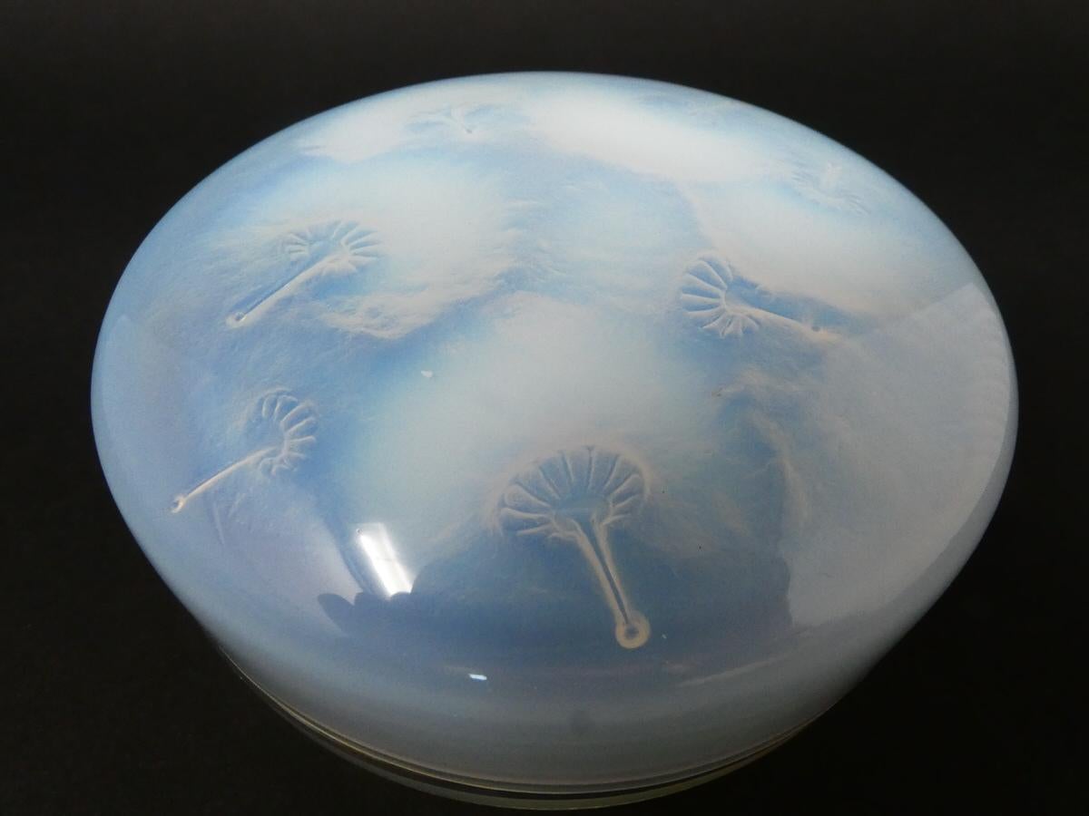 Rene Lalique Opalescent glass 'Houppes' box. This pattern features dandelion-like seed heads. R. LALIQUE mark, moulded into the lid. Engraved to base, 'R Lalique France'. The base also has an original London W1 retailers sticker stuck to the