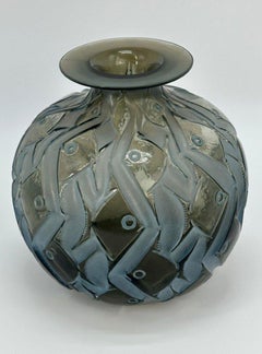 RENE LALIQUE , Vase gris de Penthièvres , 1928.