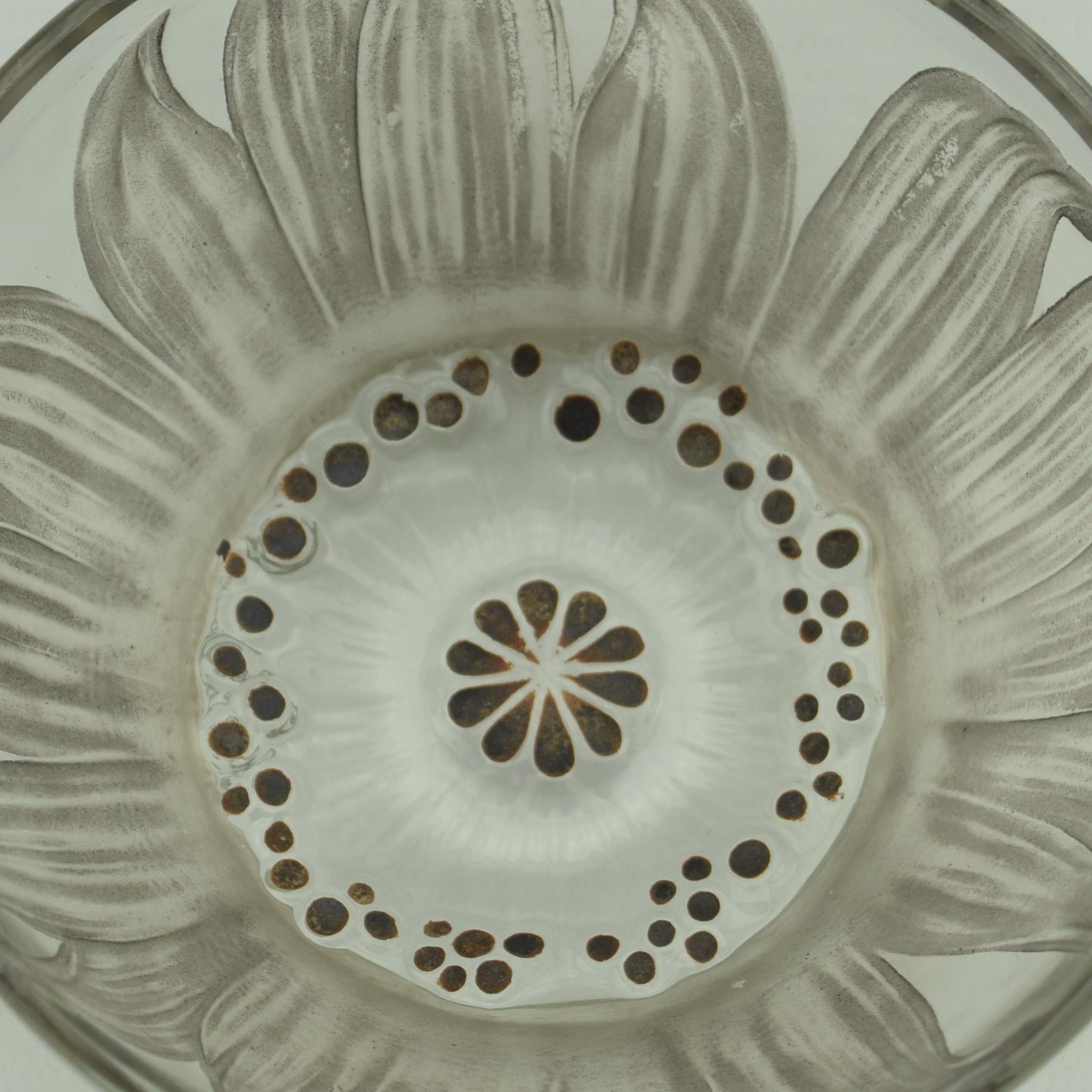Ciotola Fleur di Rene Lalique colorata e smaltata di grigio
Qualsiasi esemplare precedente di vetro di Rene Lalique che abbia  stami marroni smaltati a stampo al centro della ciotola e all'esterno   ha foglie finemente modellate e macchiate di