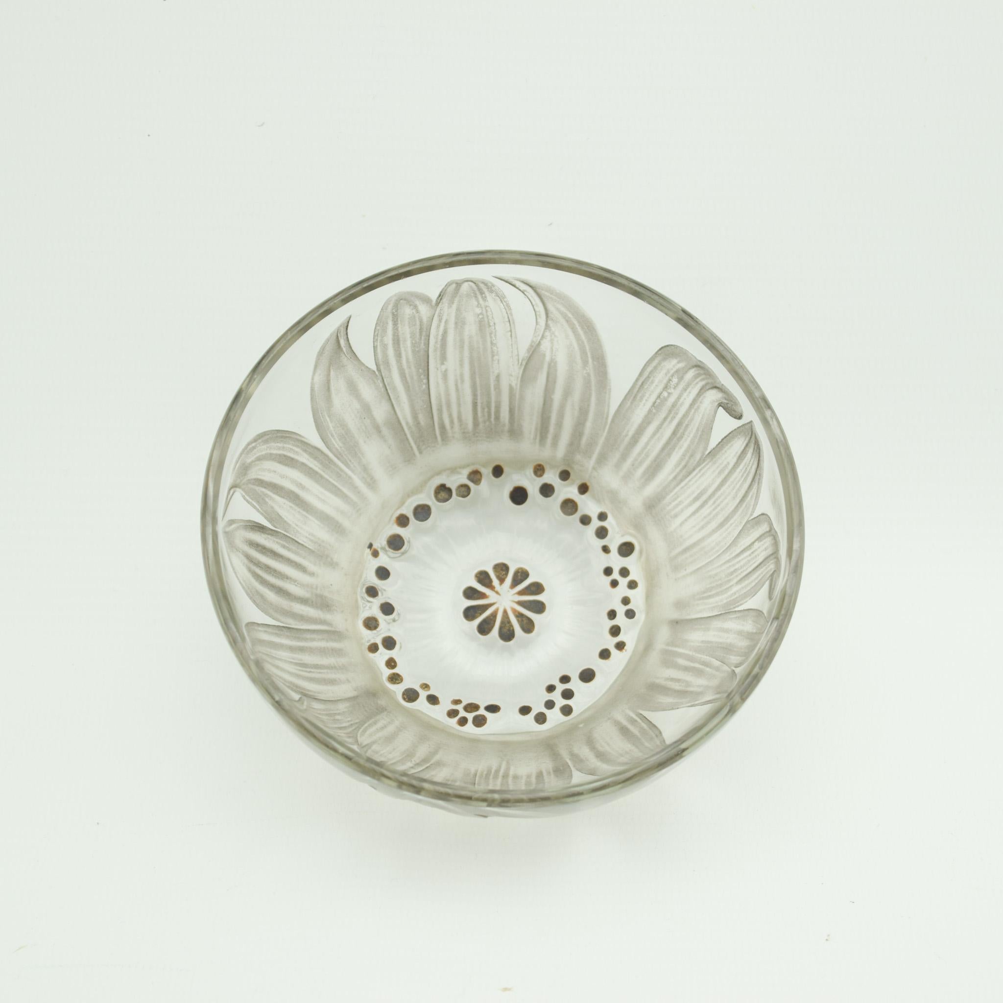 Art Nouveau Ciotola Fleur di Rene Lalique colorata e smaltata di grigio C1912 in vendita