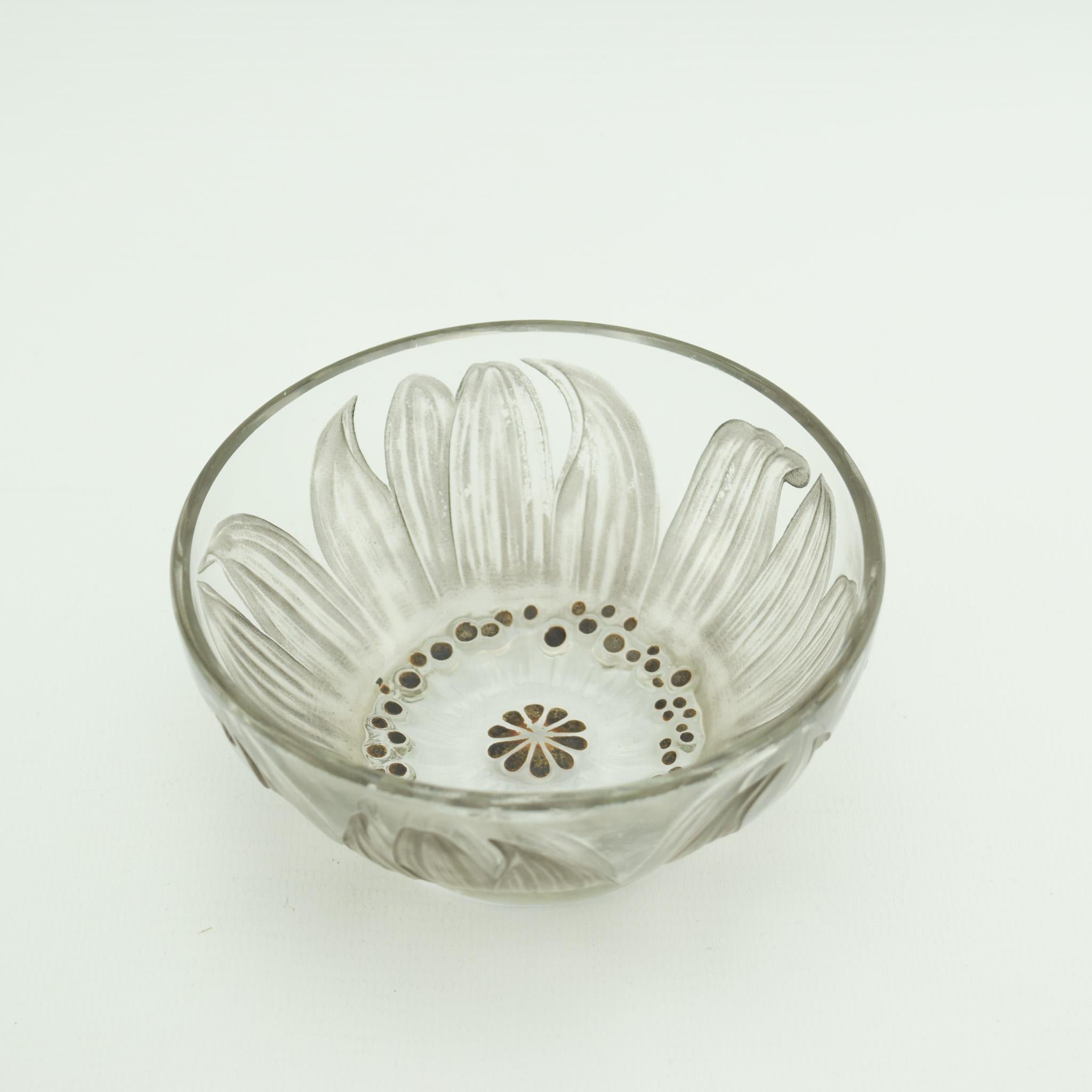 Francese Ciotola Fleur di Rene Lalique colorata e smaltata di grigio C1912 in vendita