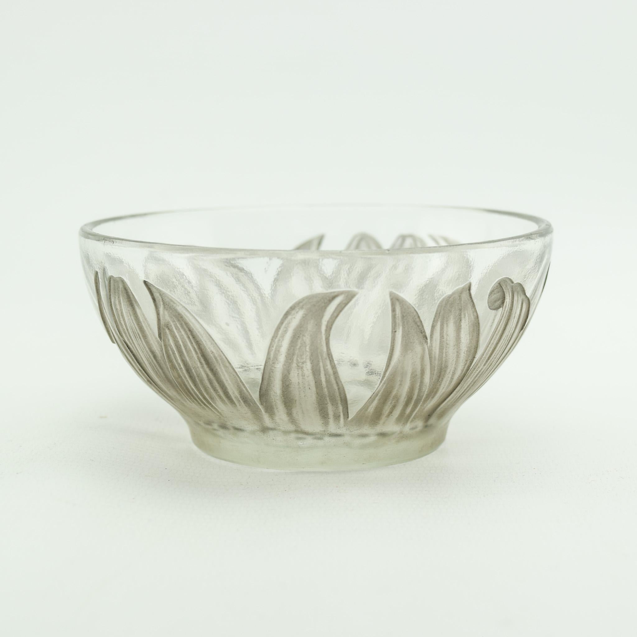 Stampato Ciotola Fleur di Rene Lalique colorata e smaltata di grigio C1912 in vendita