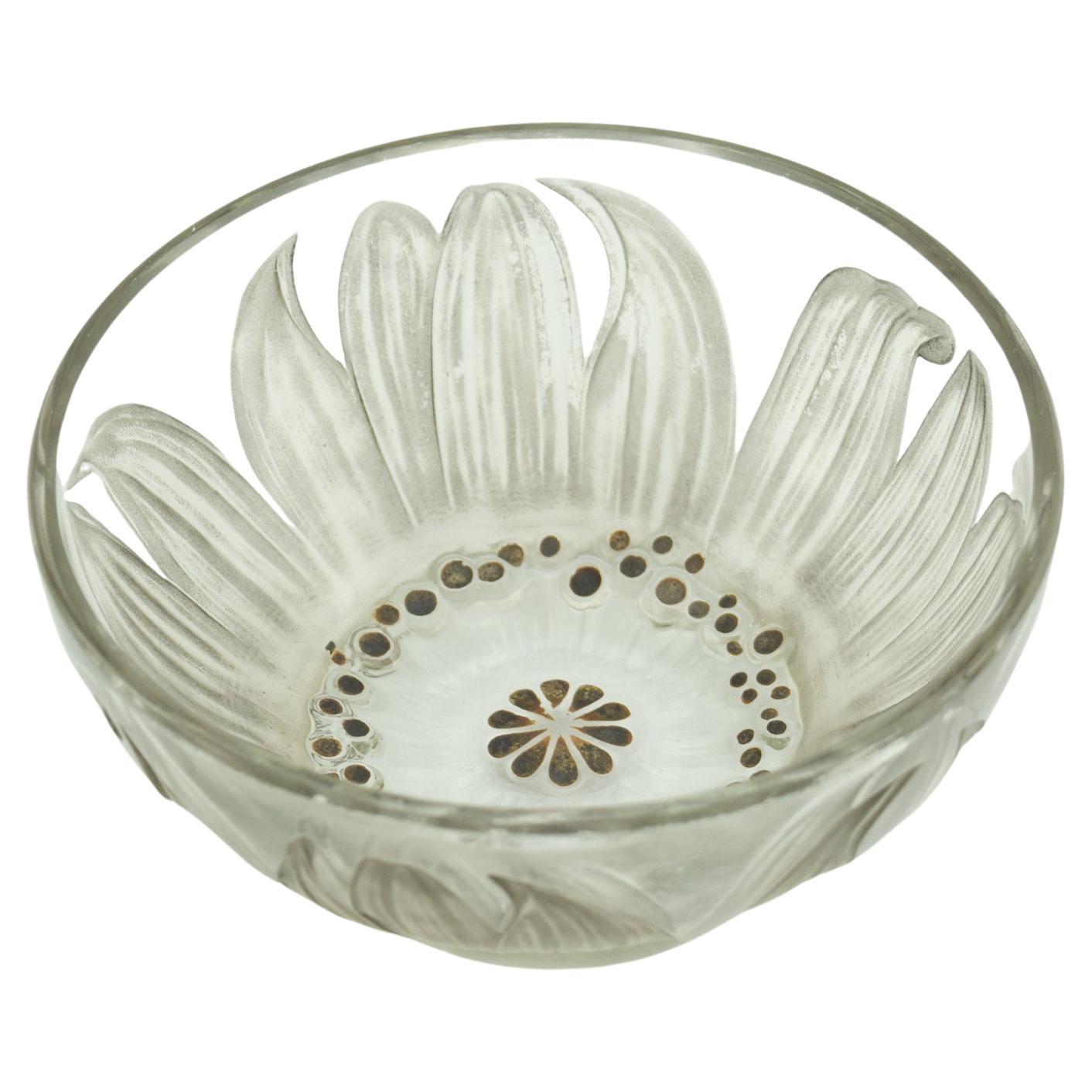 Cuenco Fleur de René Lalique teñido de gris y esmaltado C1912