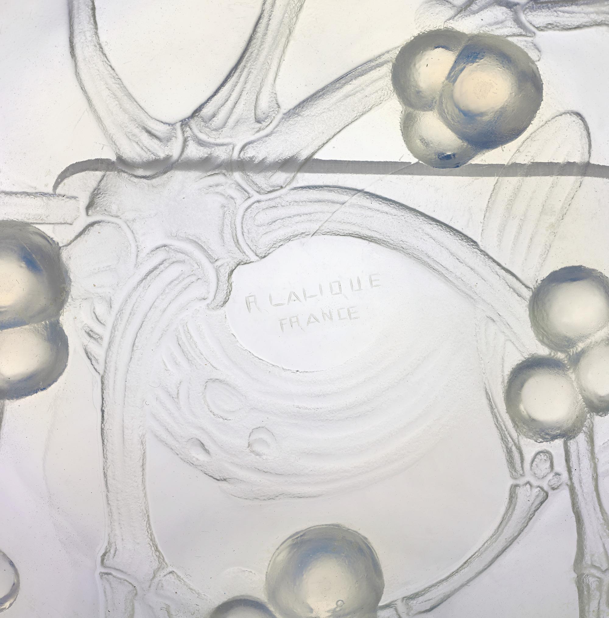 Français René Lalique Bol en verre opalescent Gui en vente