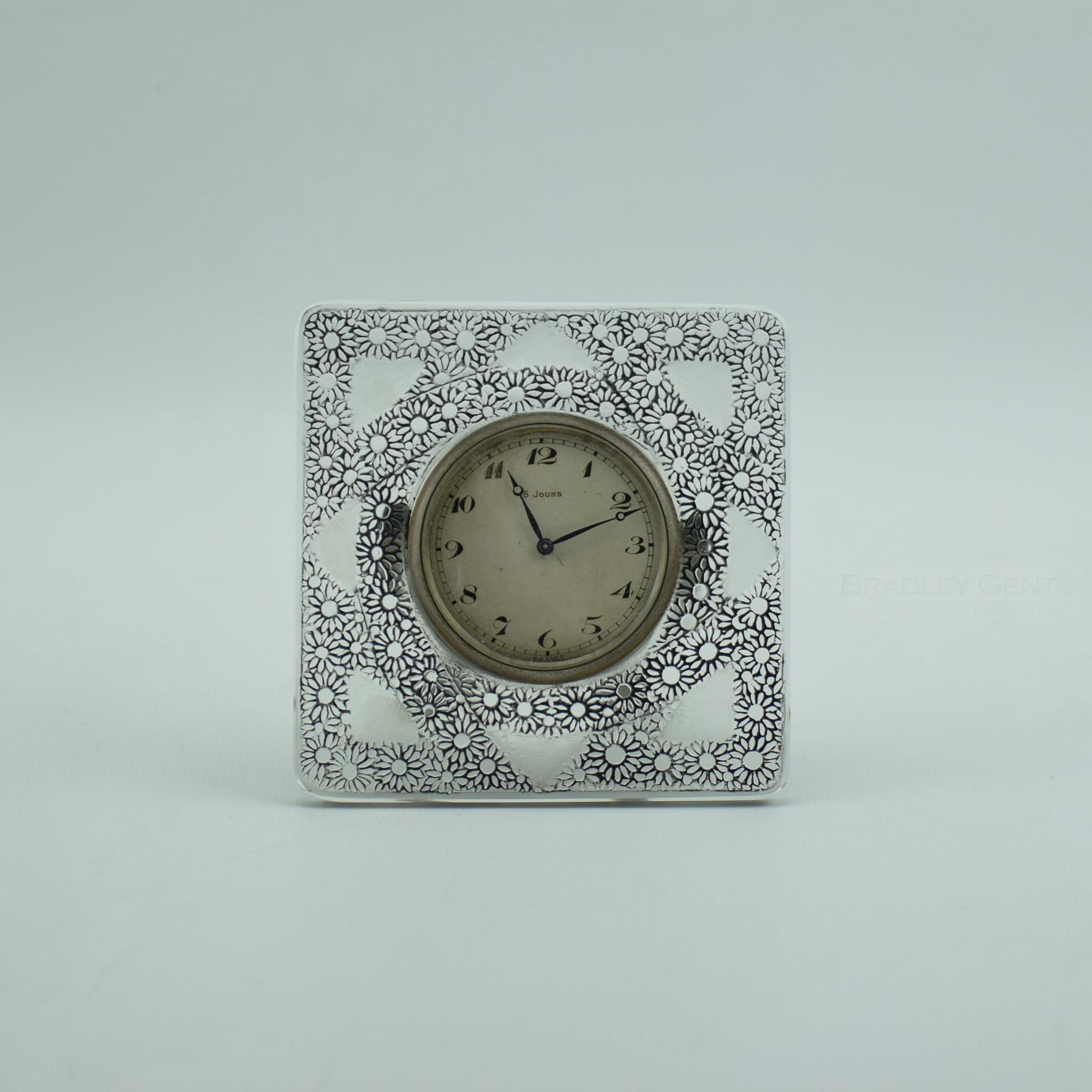 Raro modelo de reloj de caballete Guirlandes de René Lalique
Moldeado con pequeñas cabezas de flores tipo margarita, resaltadas con manchas negras

El estado es excelente, sin daños ni defectos

Introducido en 1926
marcilhac página ref: 378
Model