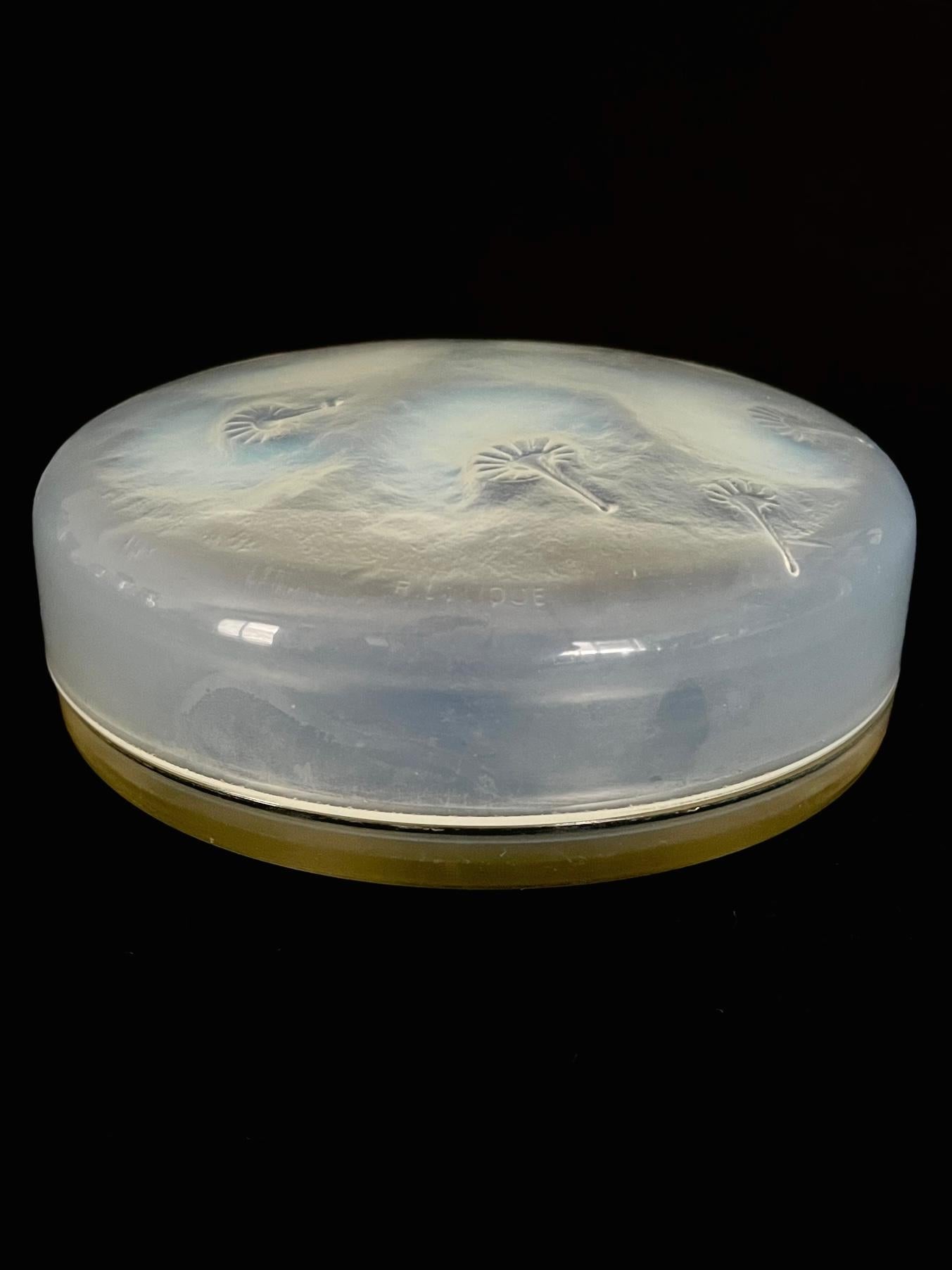 René Lalique - 'Houppes' Art Deco Opalescent Glass Powder Box In Good Condition For Sale In South Gippsland, Victoria
