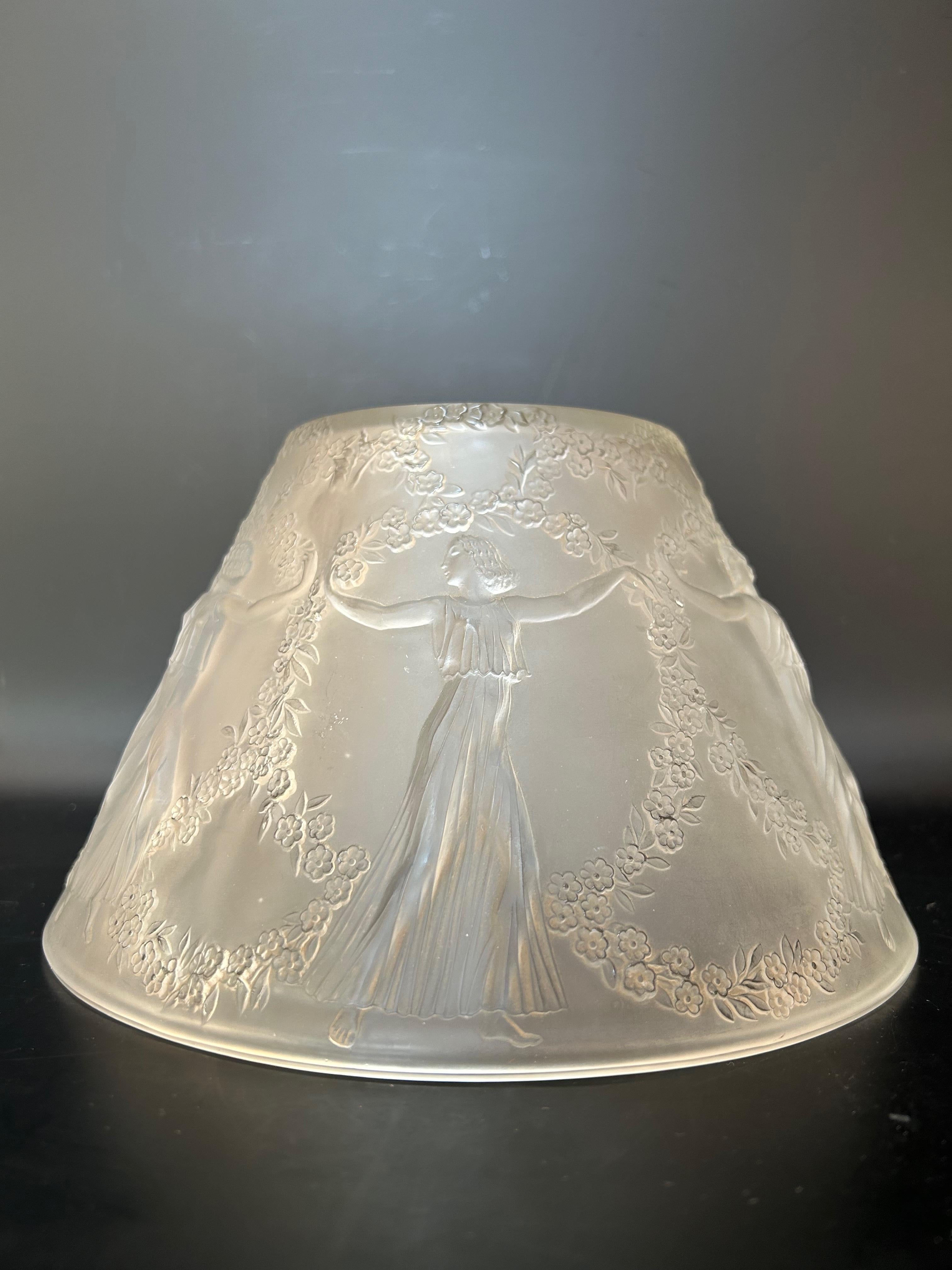 “6 Dancers” lamp cover by René Lalique.
Model created on August 18, 1931.
In perfect condition.
Height: 13.4cm
Diameter: 32.7 cm
Weight: 1.5 Kg

Born in 1860 in Aÿ in Champagne, René Lalique emerged among the greatest of his time, whether as a
