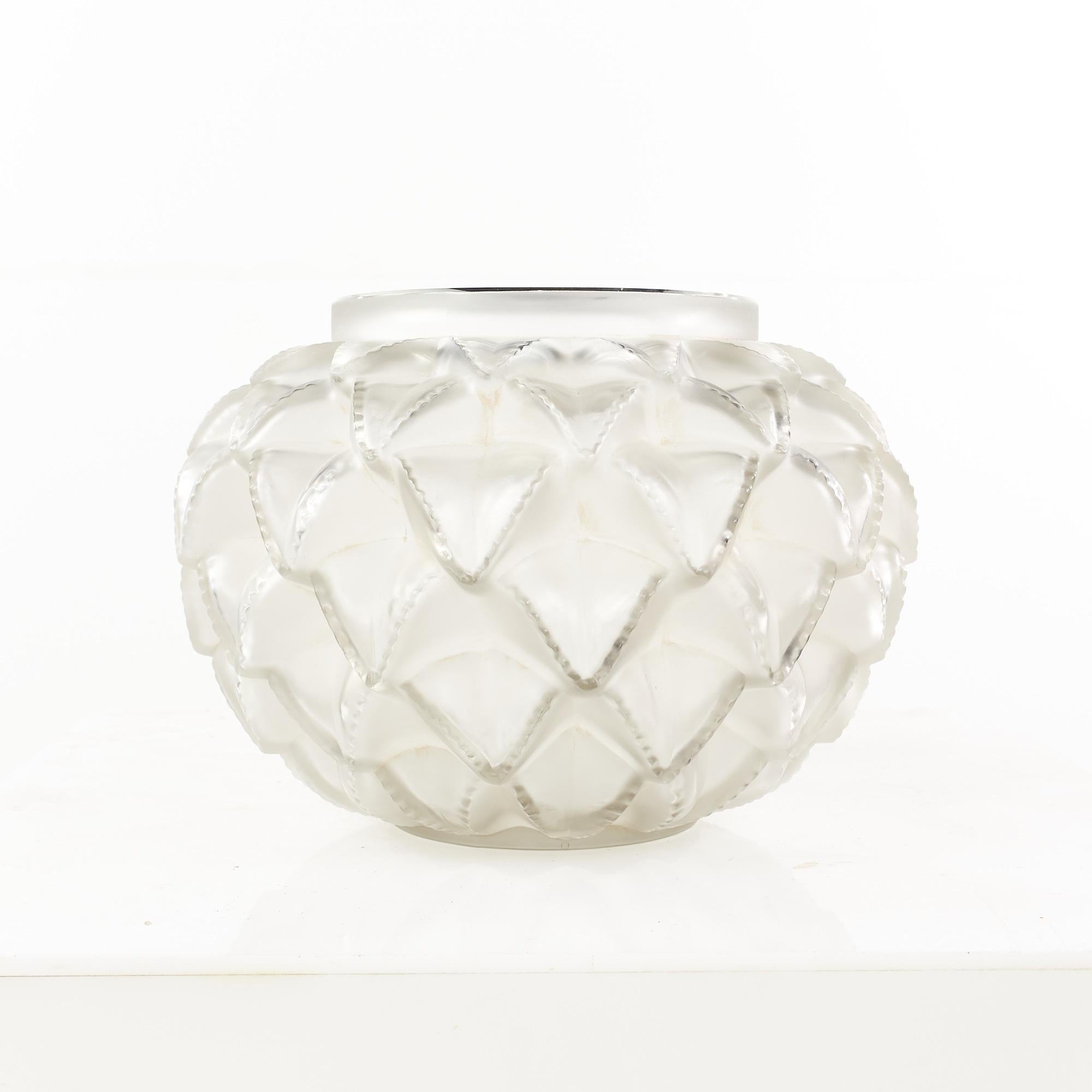Vaso Languedoc di Rene Lalique

Questo vaso misura: 12 pollici di larghezza x 12 di profondità x 8,5 di altezza 

Questo vaso è in ottime condizioni d'epoca, con un po' di usura generale dovuta all'età.

Scattiamo le nostre foto in uno studio a
