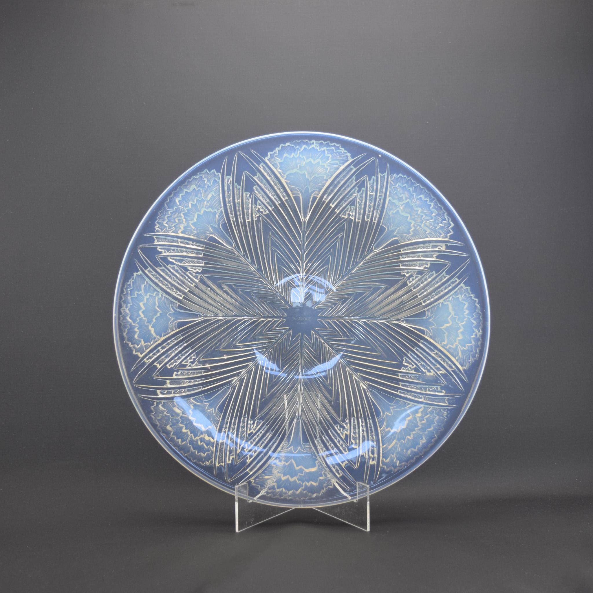Bellissima ciotola opalescente Oeillets di Rene Lalique con garofani stilizzati 
Marchio a stampatello al centro R Lalique France
Marcilhac pagina 303
numero di modello 422
introdotto nel 1932

Le condizioni sono molto buone, ci sono alcuni leggeri