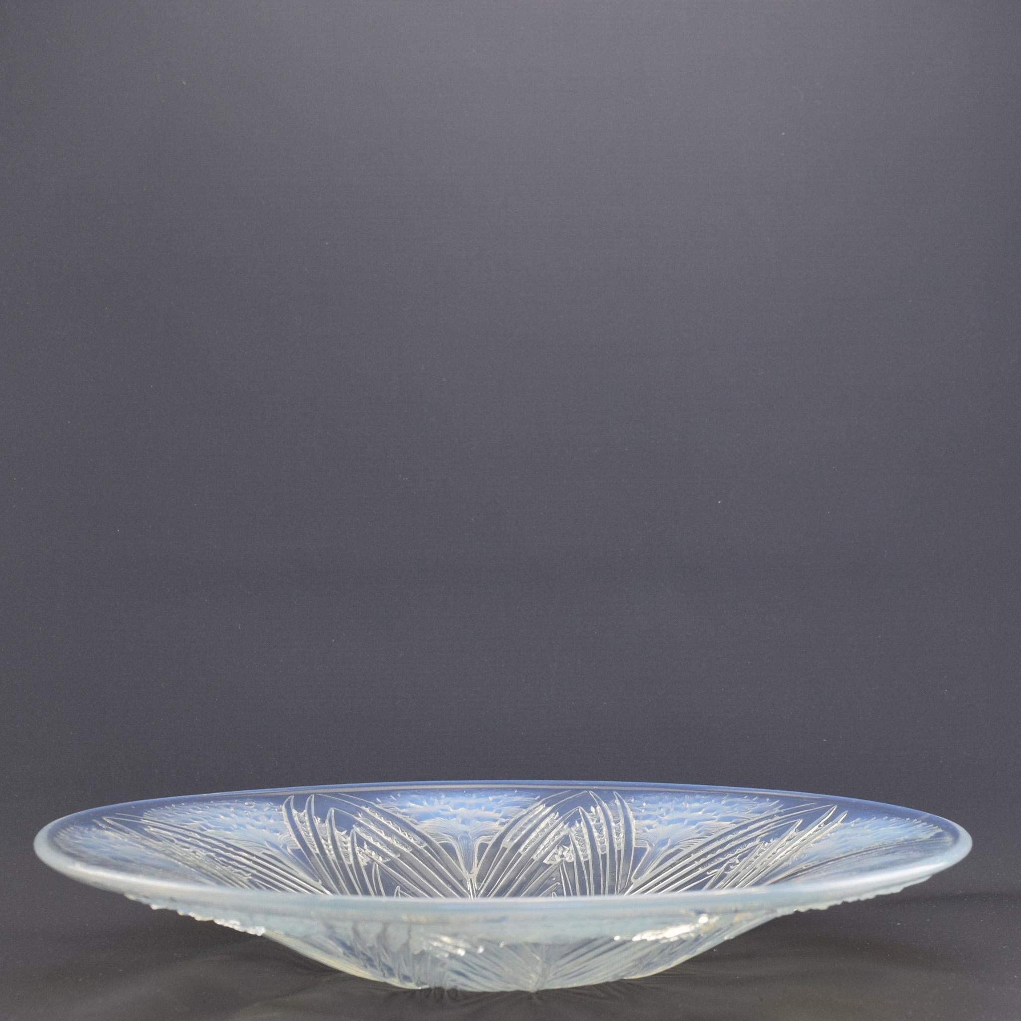 Stampato Rene Lalique Grande Ciotola Oeillets opalescente da 36 cm C1932 in vendita