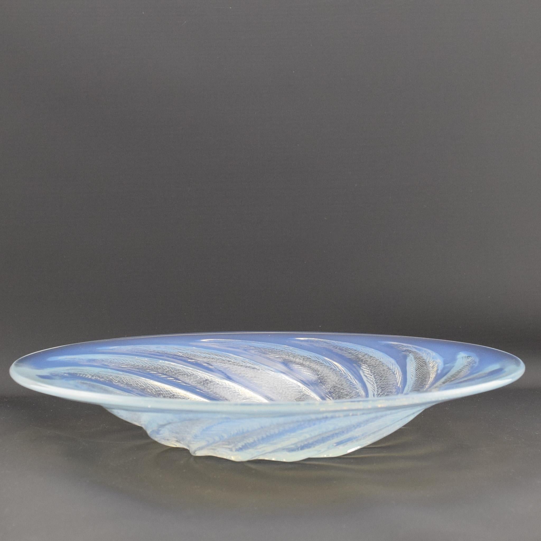 Rene Lalique Poissons Coupe Ouverte No1
Ciotola poissons di grandi dimensioni e poco profonda con una bella forza di opalescenza
Le condizioni sono eccellenti, senza difetti o graffi evidenti.

Marchio a stencil alla base R Lalique France
C'è anche