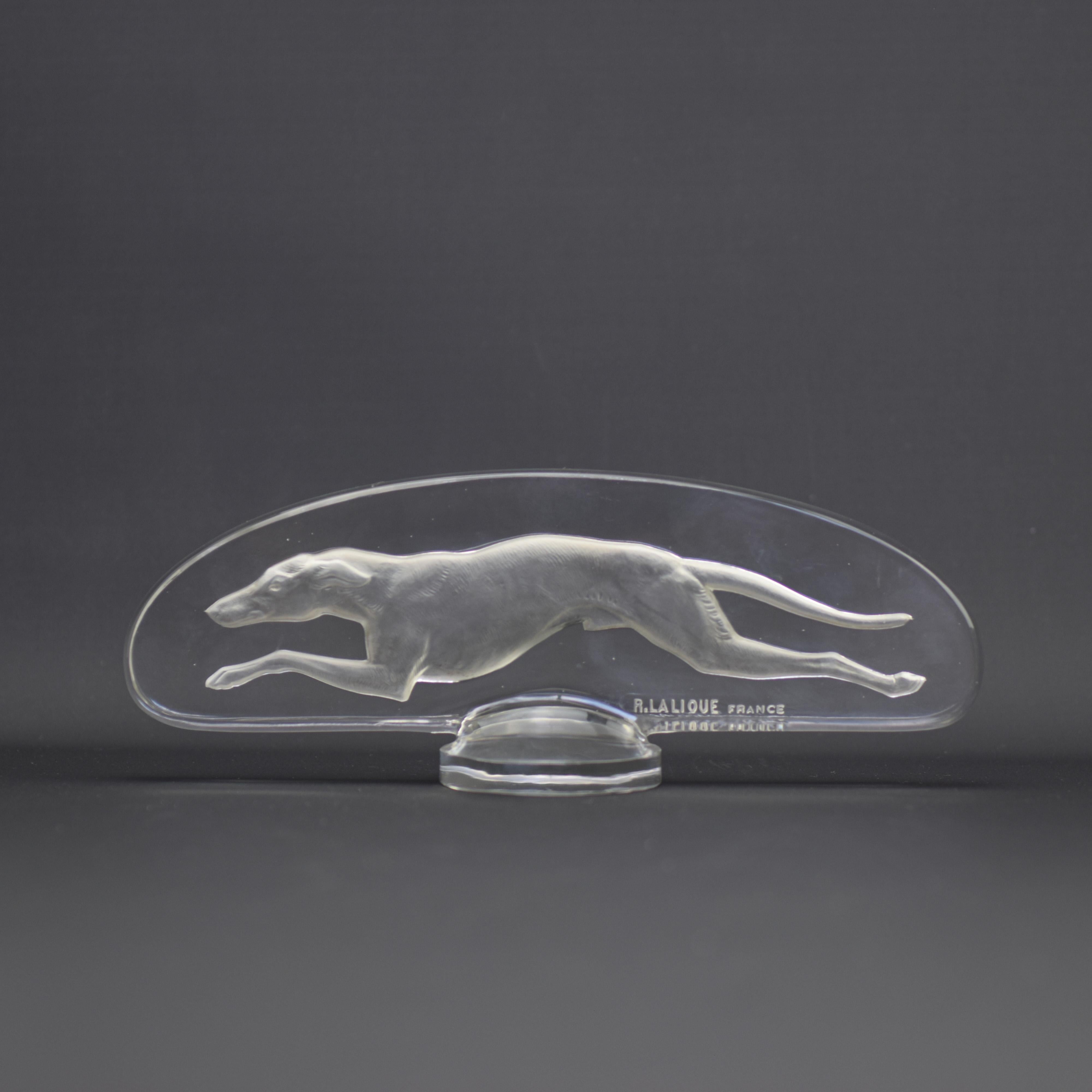 Mascotte per auto Levrier / levriero René Lalique.
Un bell'esempio di questa popolare mascotte di levriero modellata in vetro trasparente e smerigliato.
Intaglio stampato R.Lalique FRANCE.

Marcilhac riferimento pagina 500
Model No. 1141
Introdotto