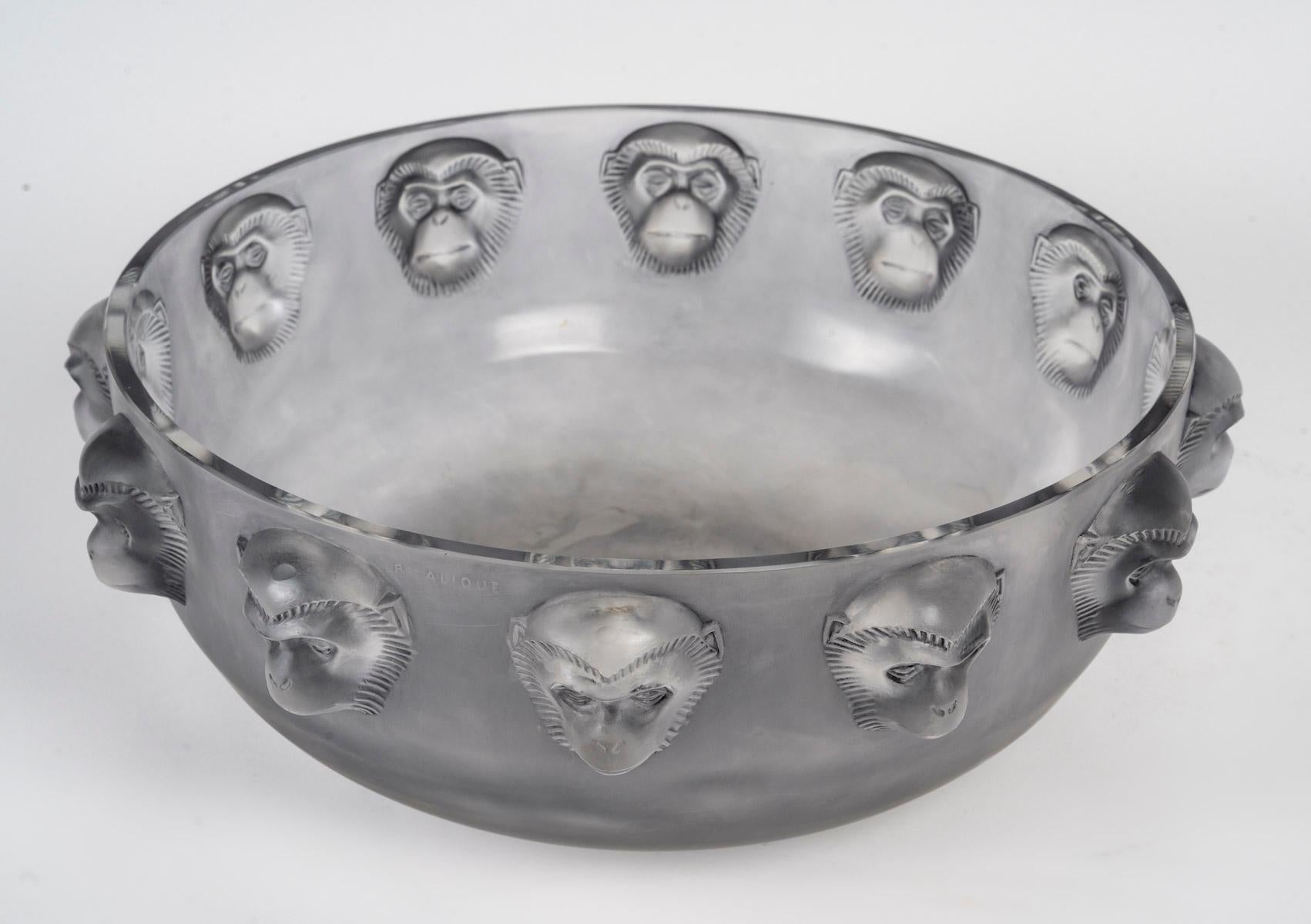 Bol en verre moulé pressé à patine grise.

Créé en 1928 et retiré du catalogue en 1937

Bol 