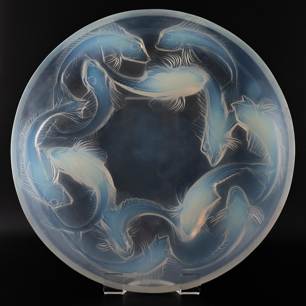 Titolo : Rene Lalique Martigues Coupe Disegnato nel 1920
Data : Progettato nel 1920. Marcilhac 377
Origine : Wingen-sur-Moder. Alsazia. Francia
Caratteristiche della ciotola: Le triglie hanno una forte opalescenza blu
Marchi : marchio stampato R