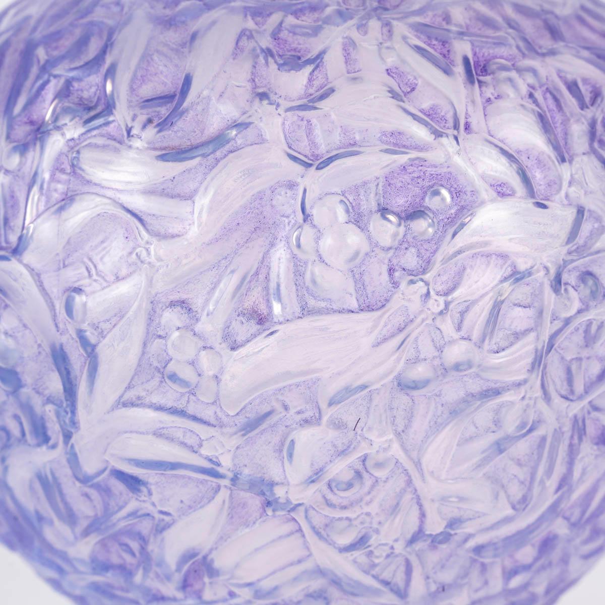 René Lalique, Mistletoe vase In Good Condition In SAINT-OUEN-SUR-SEINE, FR